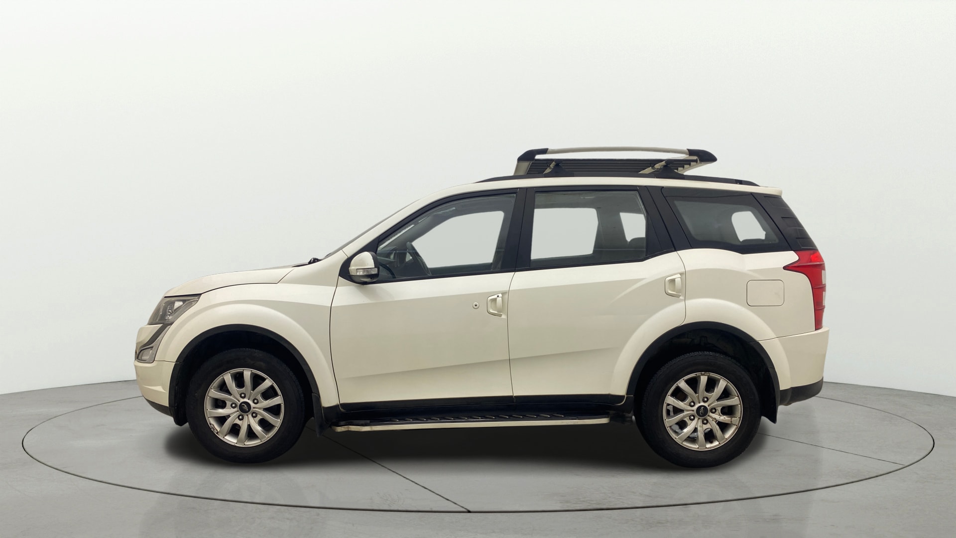 View 2017 Mahindra XUV500 W9 AT Image 28 Used 2017 Mahindra XUV500 W9 AT Image 28