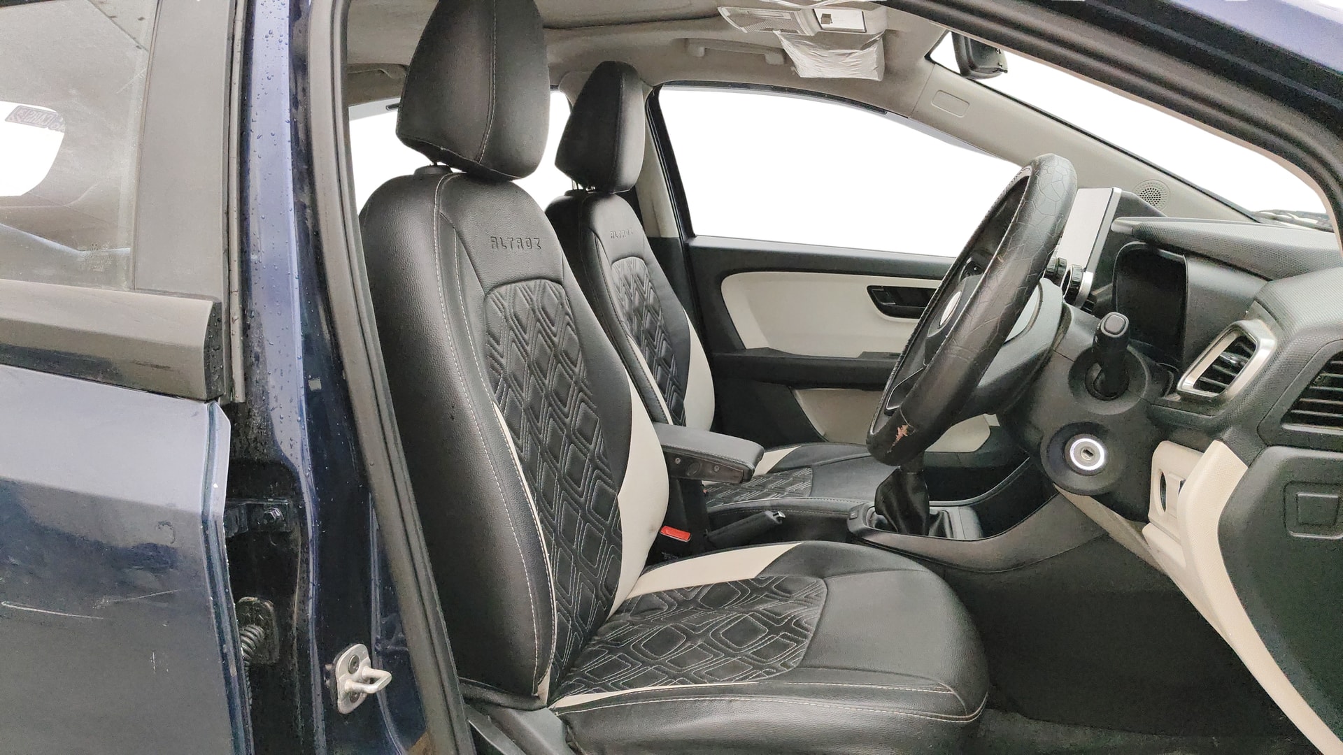 View 2024 Tata Altroz XZ Petrol Image 27 Used 2024 Tata Altroz XZ Petrol Image 27