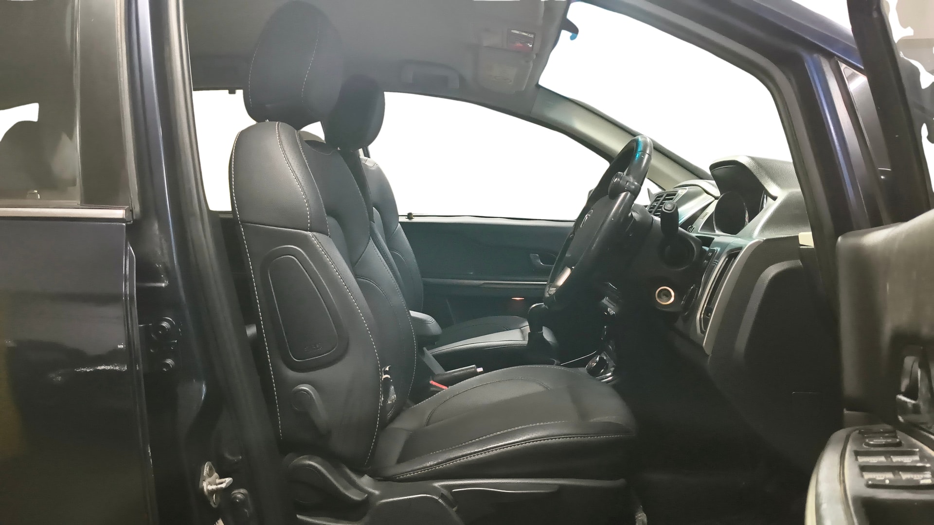 View 2017 Tata Hexa XT 4X2 Image 19 Used 2017 Tata Hexa XT 4X2 Image 19