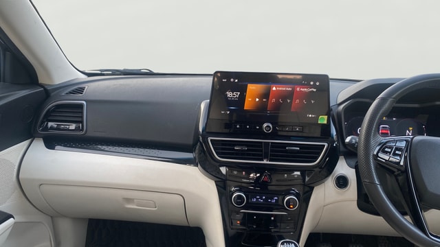 View Mahindra XUV 3XO Image 33 Used Mahindra XUV 3XO Image 33