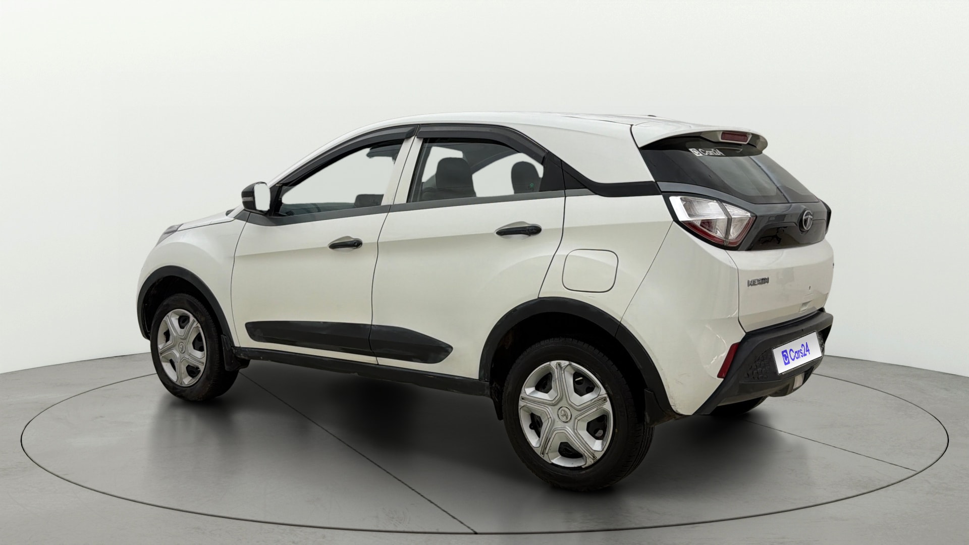 View 2018 Tata Nexon Revotron XE Image 2 Used 2018 Tata Nexon Revotron XE Image 2