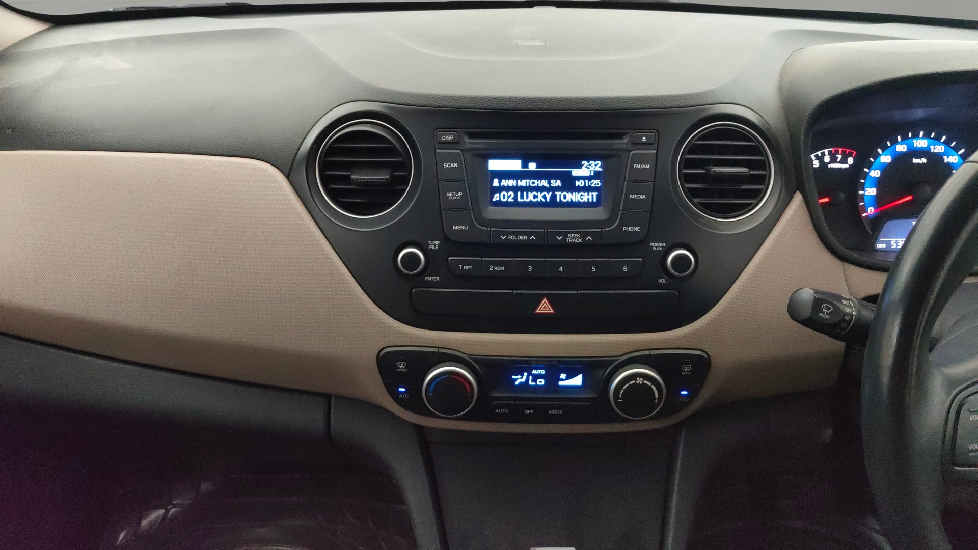 View 2014 Hyundai Xcent SX Petrol (O) Image 17 Used 2014 Hyundai Xcent SX Petrol (O) Image 17