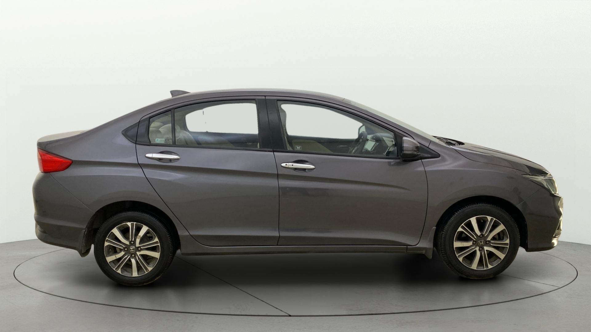 View 2017 Honda City ZX MT Diesel Anniversary Edition Image 9 Used 2017 Honda City ZX MT Diesel Anniversary Edition Image 9
