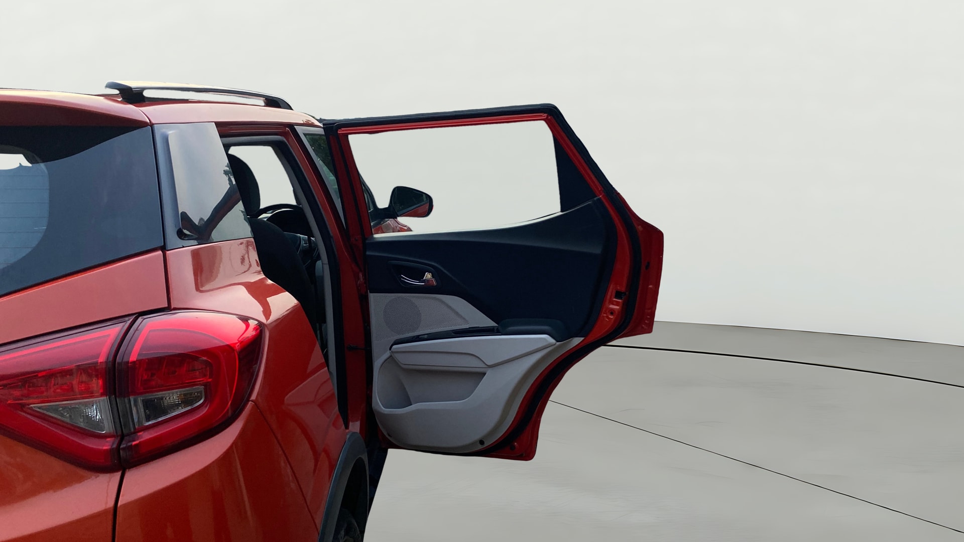 View 2019 Mahindra XUV300 W4 Petrol BS IV Image 8 Used 2019 Mahindra XUV300 W4 Petrol BS IV Image 8