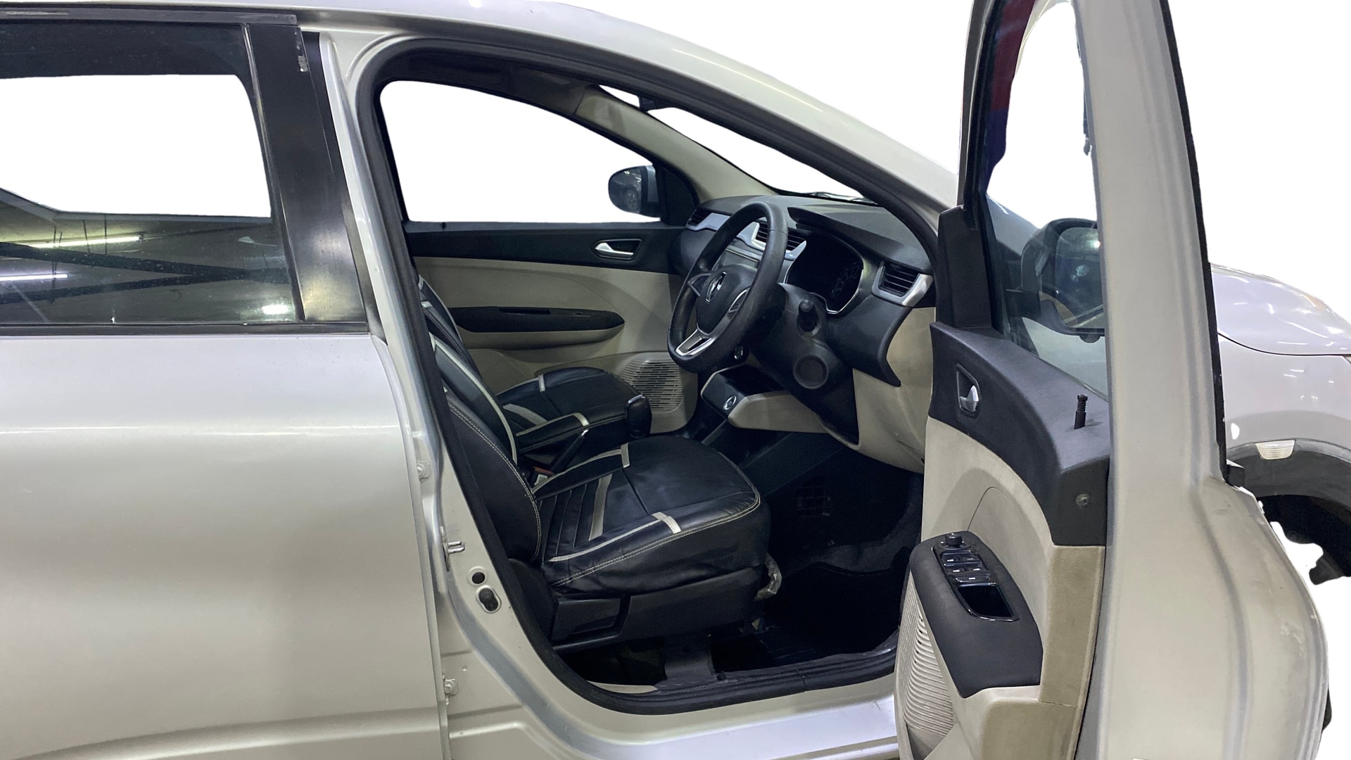 View 2020 Renault Triber RXZ AMT Image 18 Used 2020 Renault Triber RXZ AMT Image 18