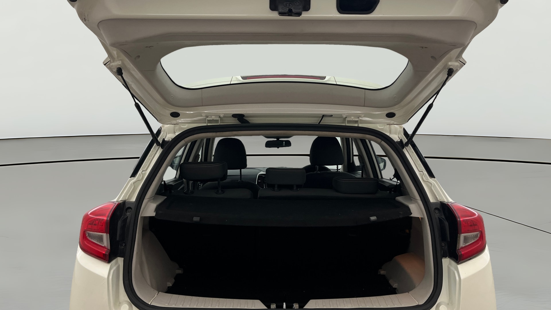 View 2019 Mahindra XUV300 W4 Petrol BS IV Image 39 Used 2019 Mahindra XUV300 W4 Petrol BS IV Image 39