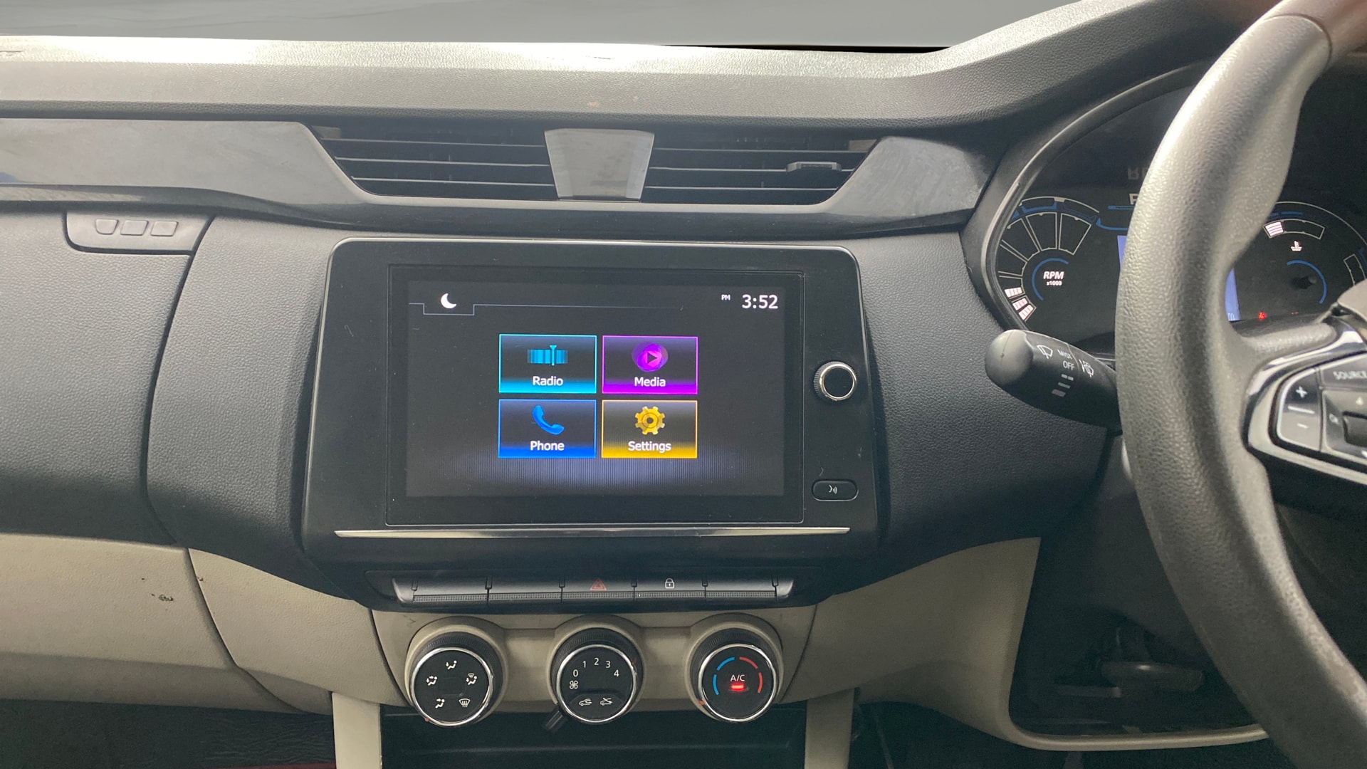 View 2022 Renault Triber RXT Image 18 Used 2022 Renault Triber RXT Image 18