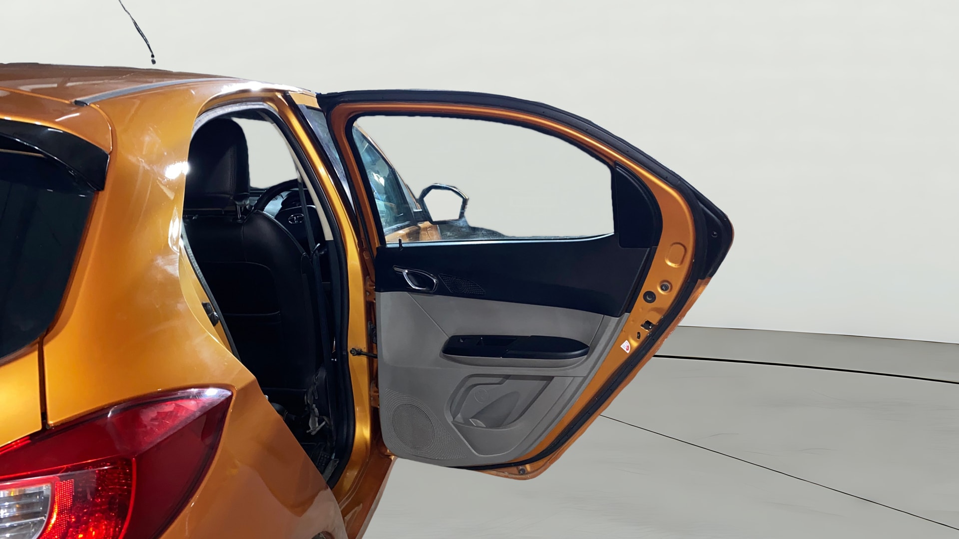View 2018 Tata Tiago Revotorq XB Image 7 Used 2018 Tata Tiago Revotorq XB Image 7