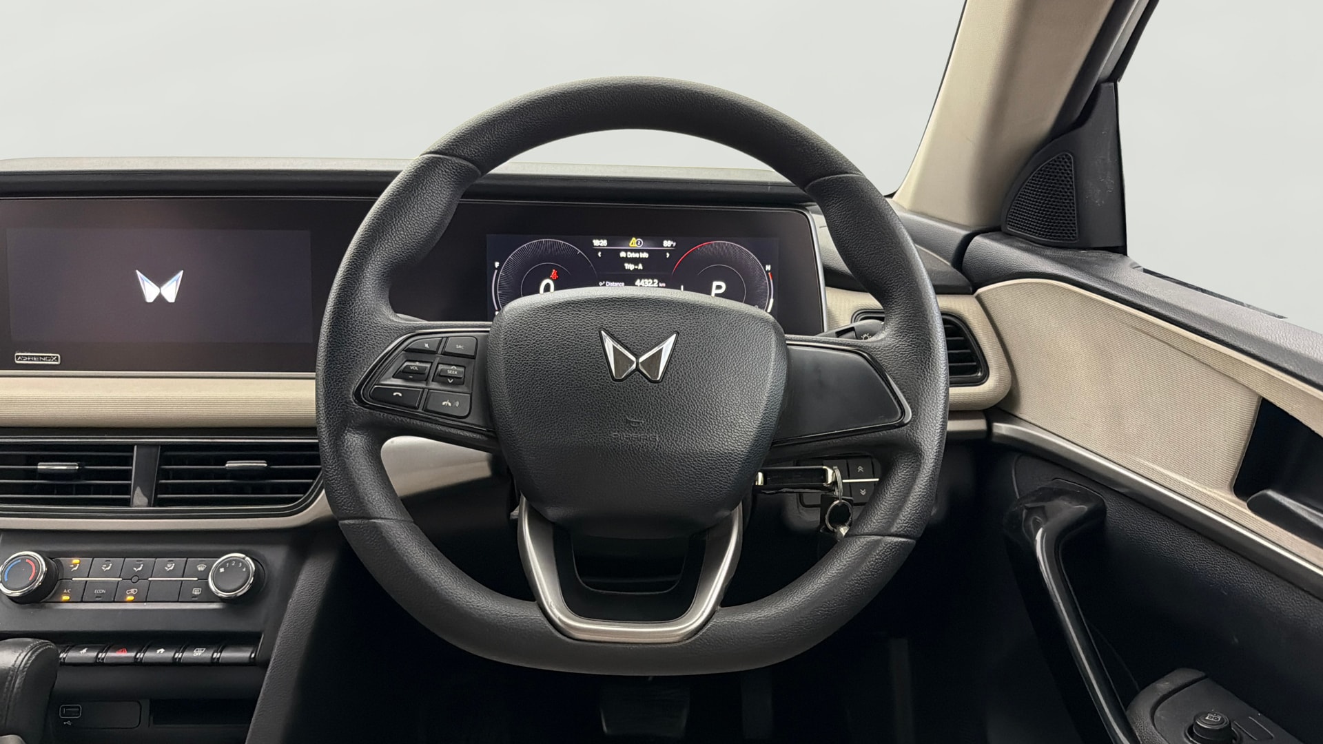 View 2022 Mahindra XUV700 MX Petrol 5 STR Image 20 Used 2022 Mahindra XUV700 MX Petrol 5 STR Image 20