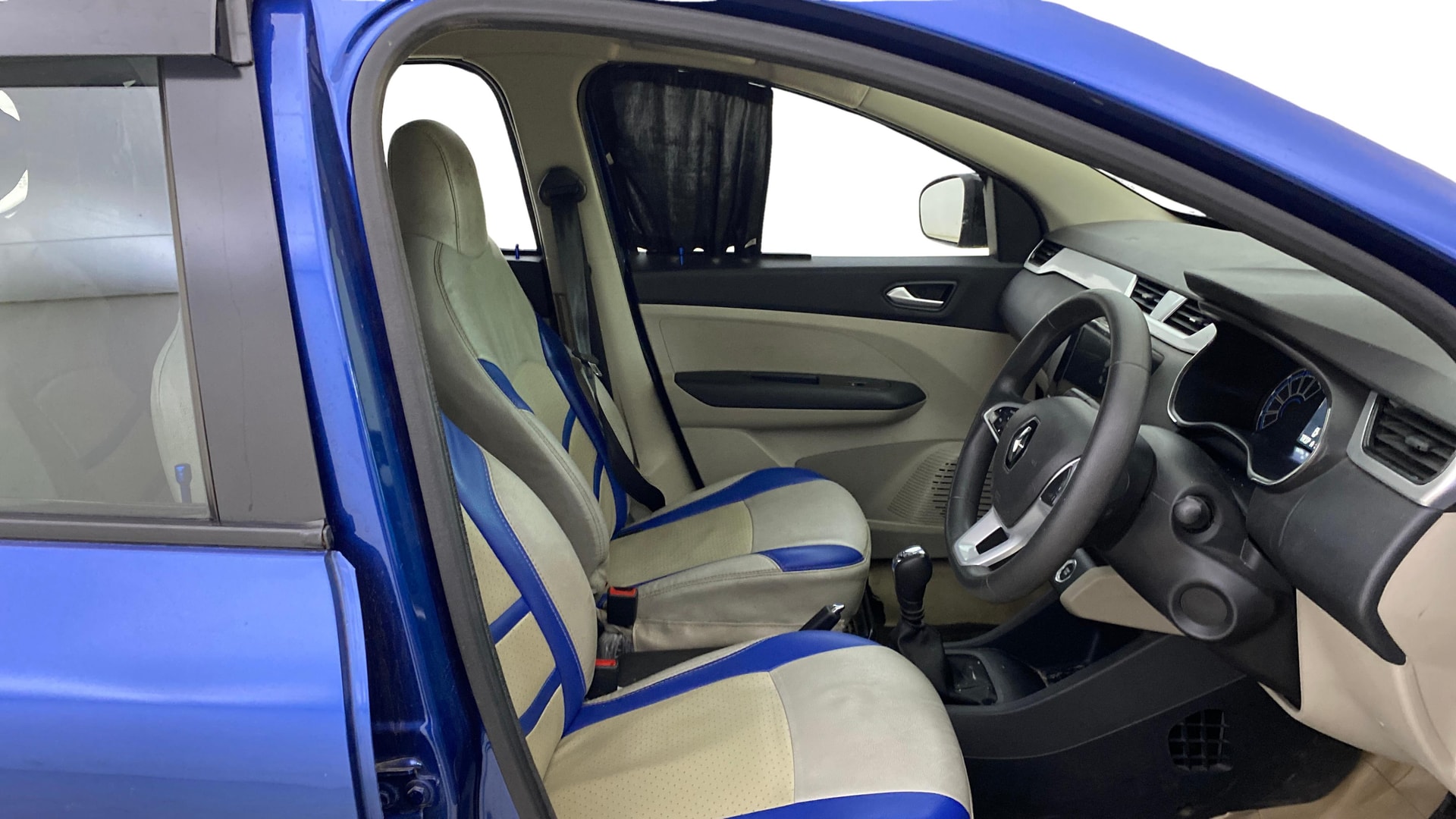 View 2022 Renault Triber RXZ AMT Image 27 Used 2022 Renault Triber RXZ AMT Image 27