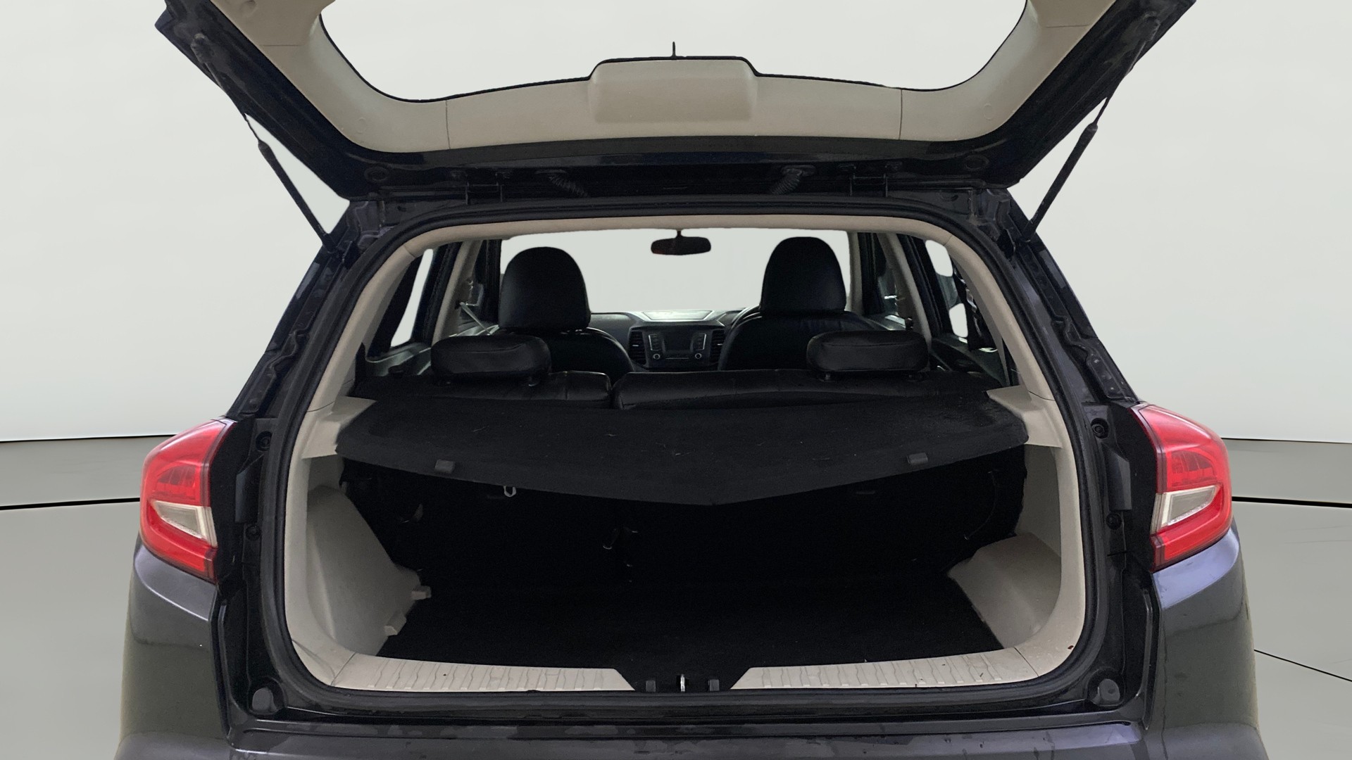 View 2024 Mahindra XUV300 W4 Petrol BS IV Image 37 Used 2024 Mahindra XUV300 W4 Petrol BS IV Image 37