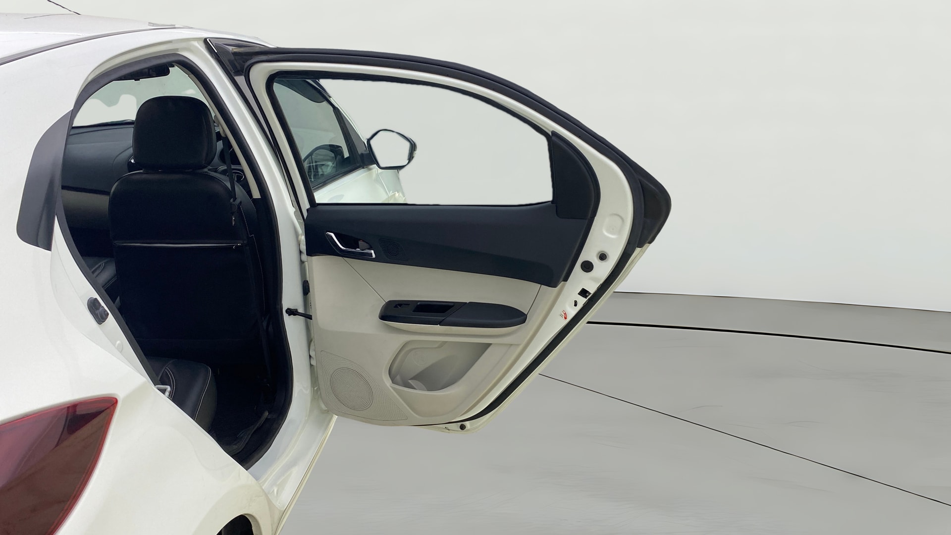 View 2024 Tata Tiago Revotorq XB Image 6 Used 2024 Tata Tiago Revotorq XB Image 6