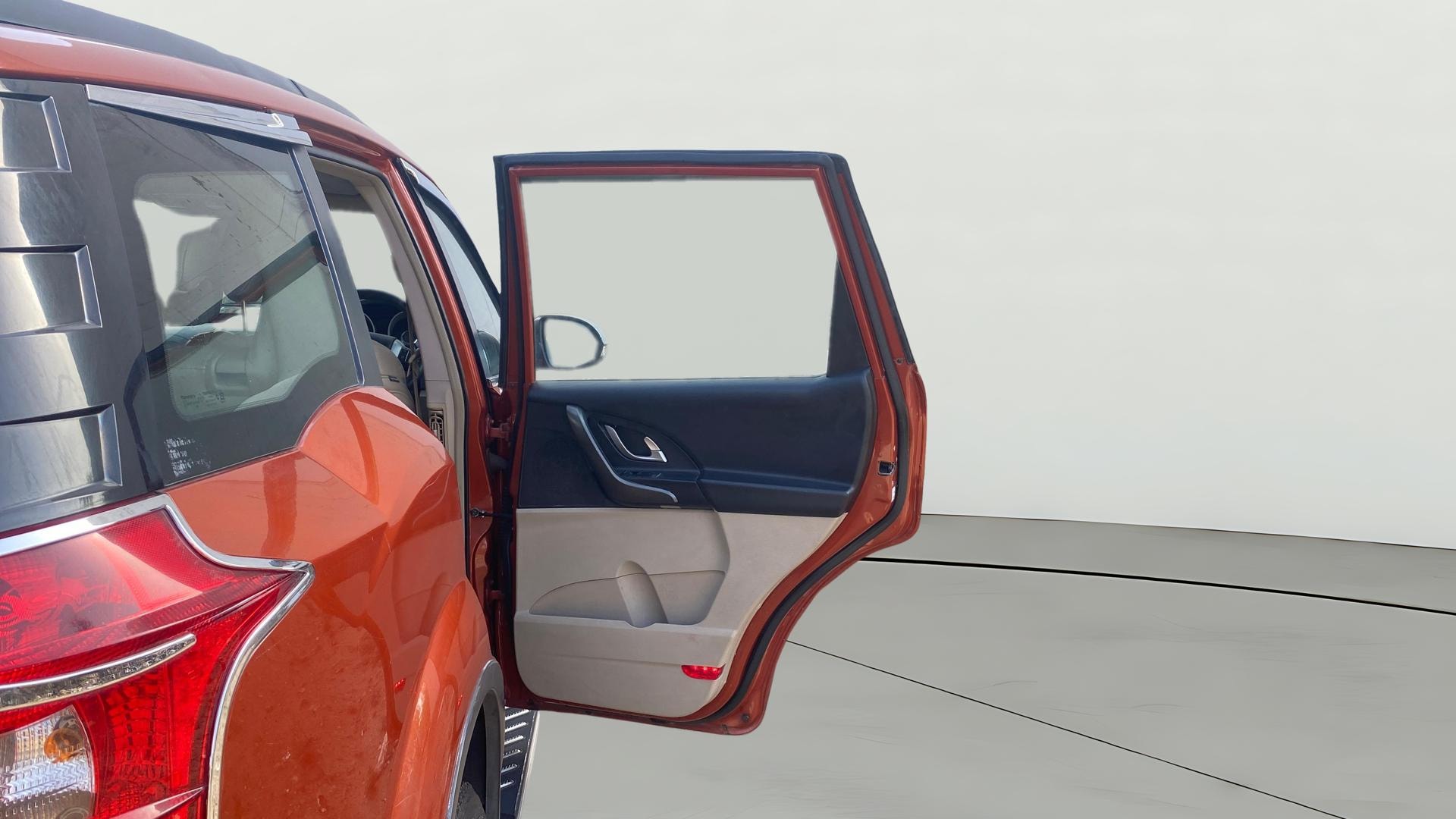 View 2017 Mahindra XUV500 W10 FWD AT Image 6 Used 2017 Mahindra XUV500 W10 FWD AT Image 6
