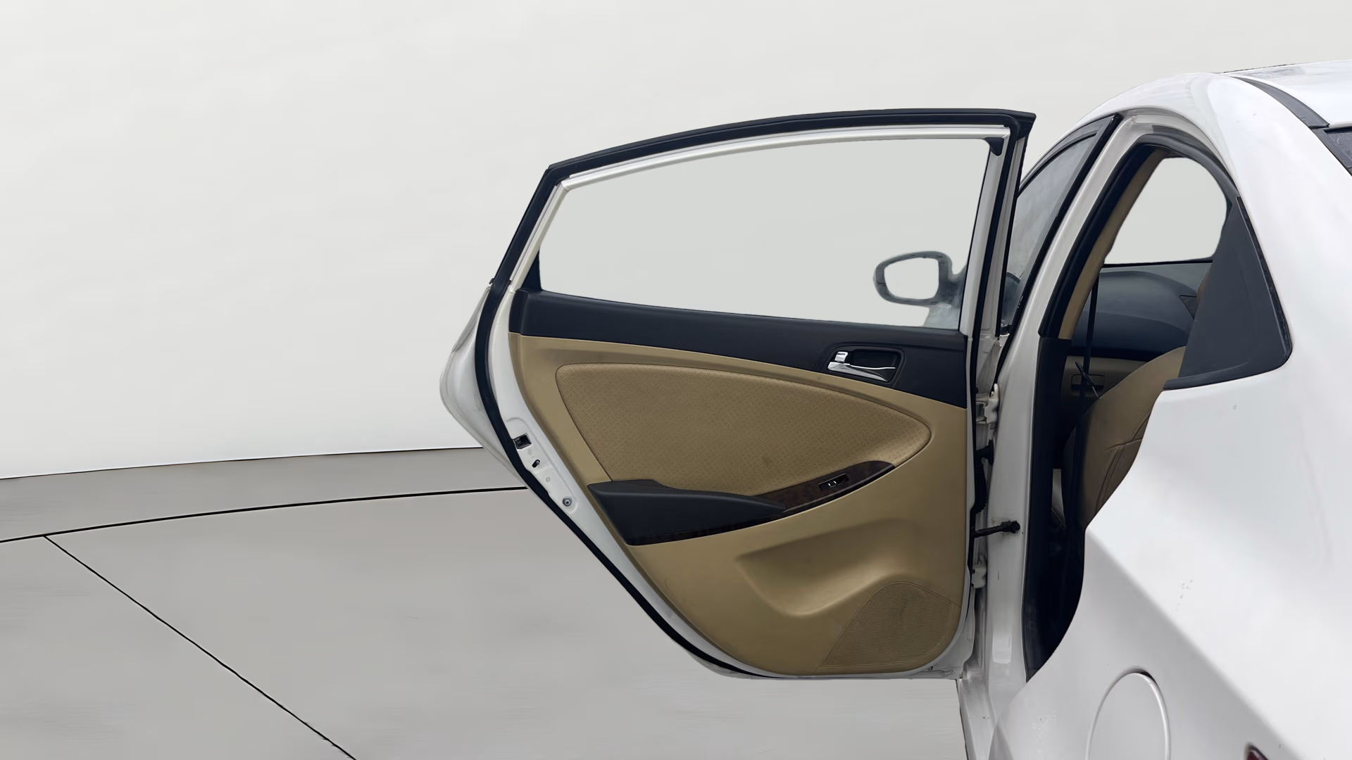 View 2014 Hyundai Fluidic Verna 1.6 CRDI SX AT Image 22 Used 2014 Hyundai Fluidic Verna 1.6 CRDI SX AT Image 22