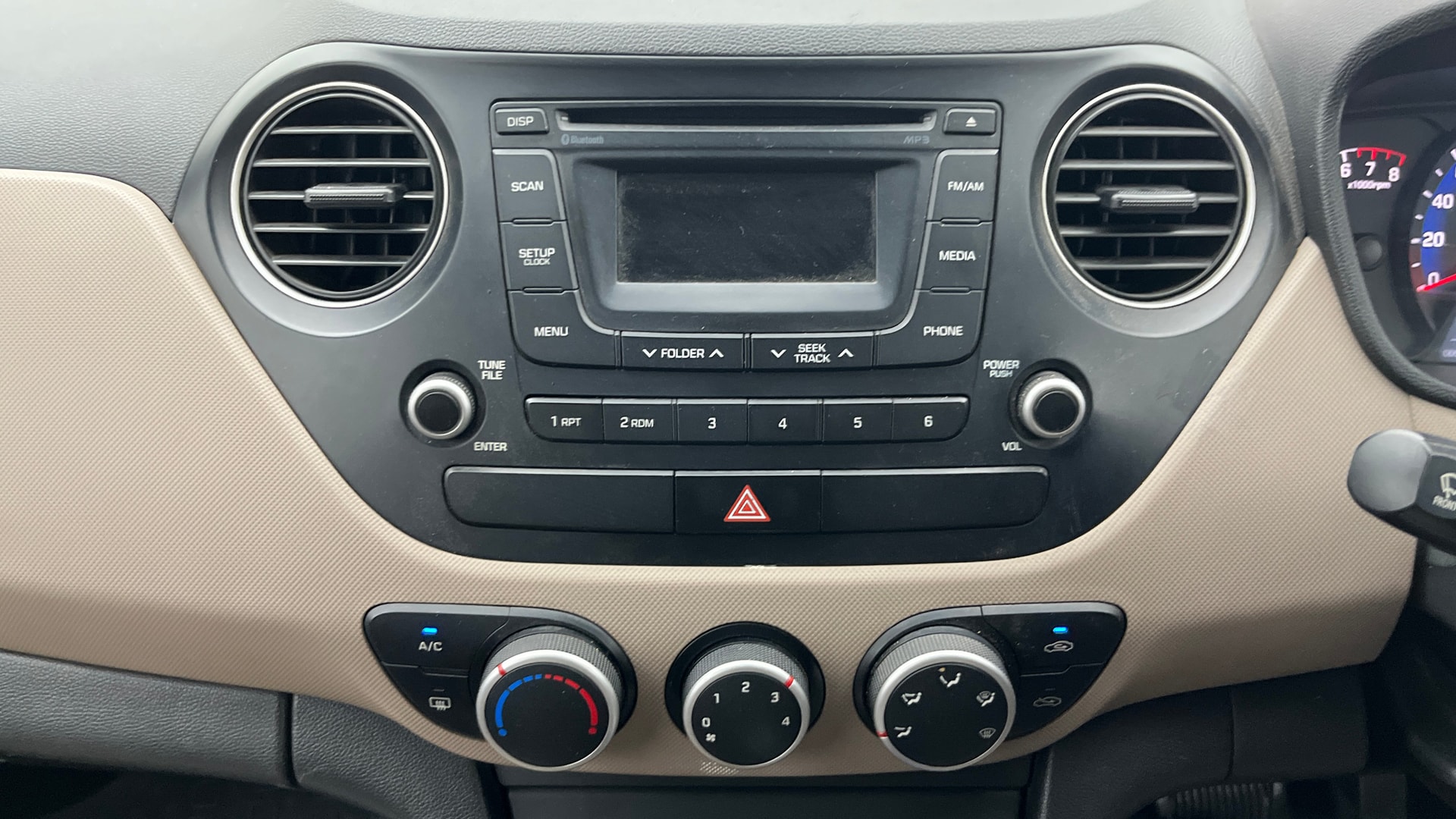 View 2014 Hyundai Xcent S AT (O) Petrol Image 17 Used 2014 Hyundai Xcent S AT (O) Petrol Image 17