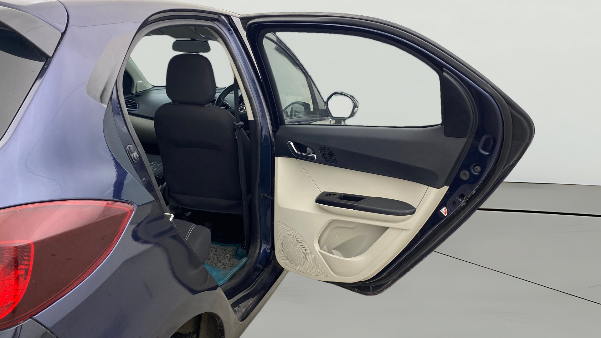 View 2022 Tata Tiago Revotorq XB Image 7 Used 2022 Tata Tiago Revotorq XB Image 7