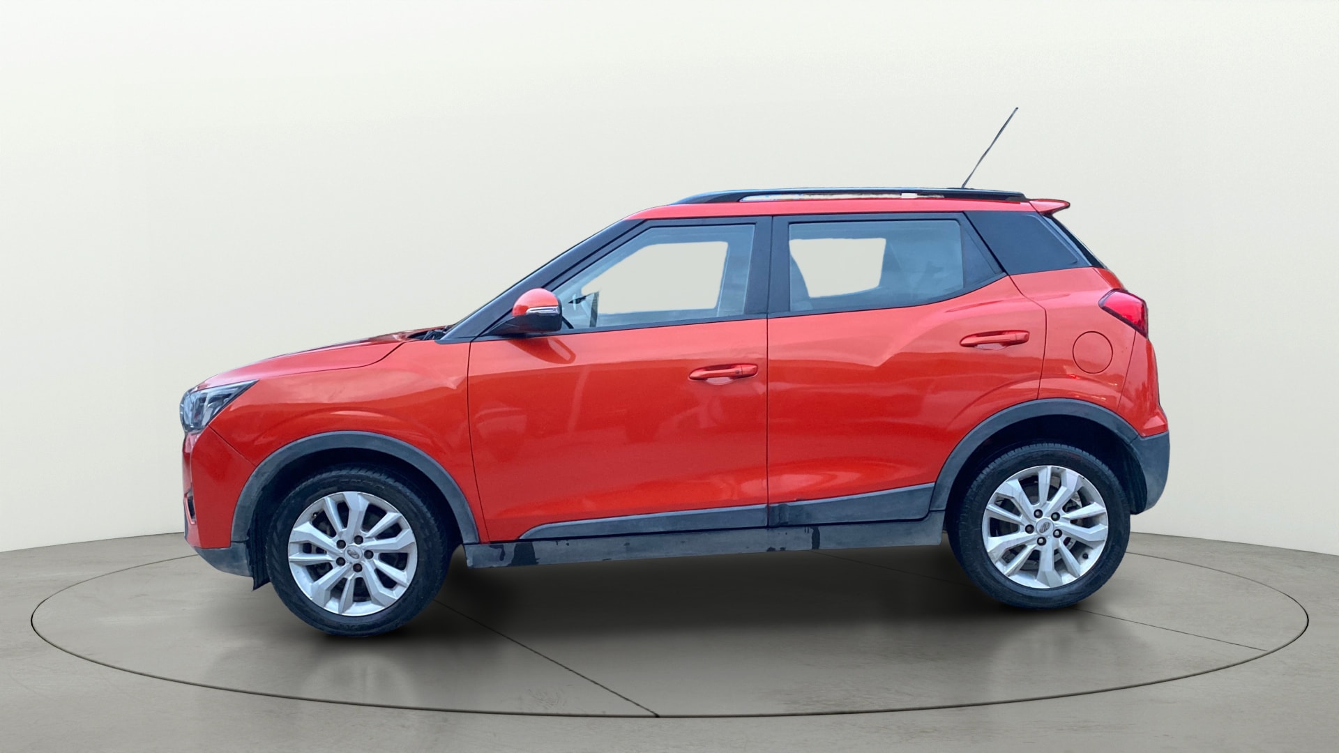 View 2019 Mahindra XUV300 W4 Petrol BS IV Image 6 Used 2019 Mahindra XUV300 W4 Petrol BS IV Image 6