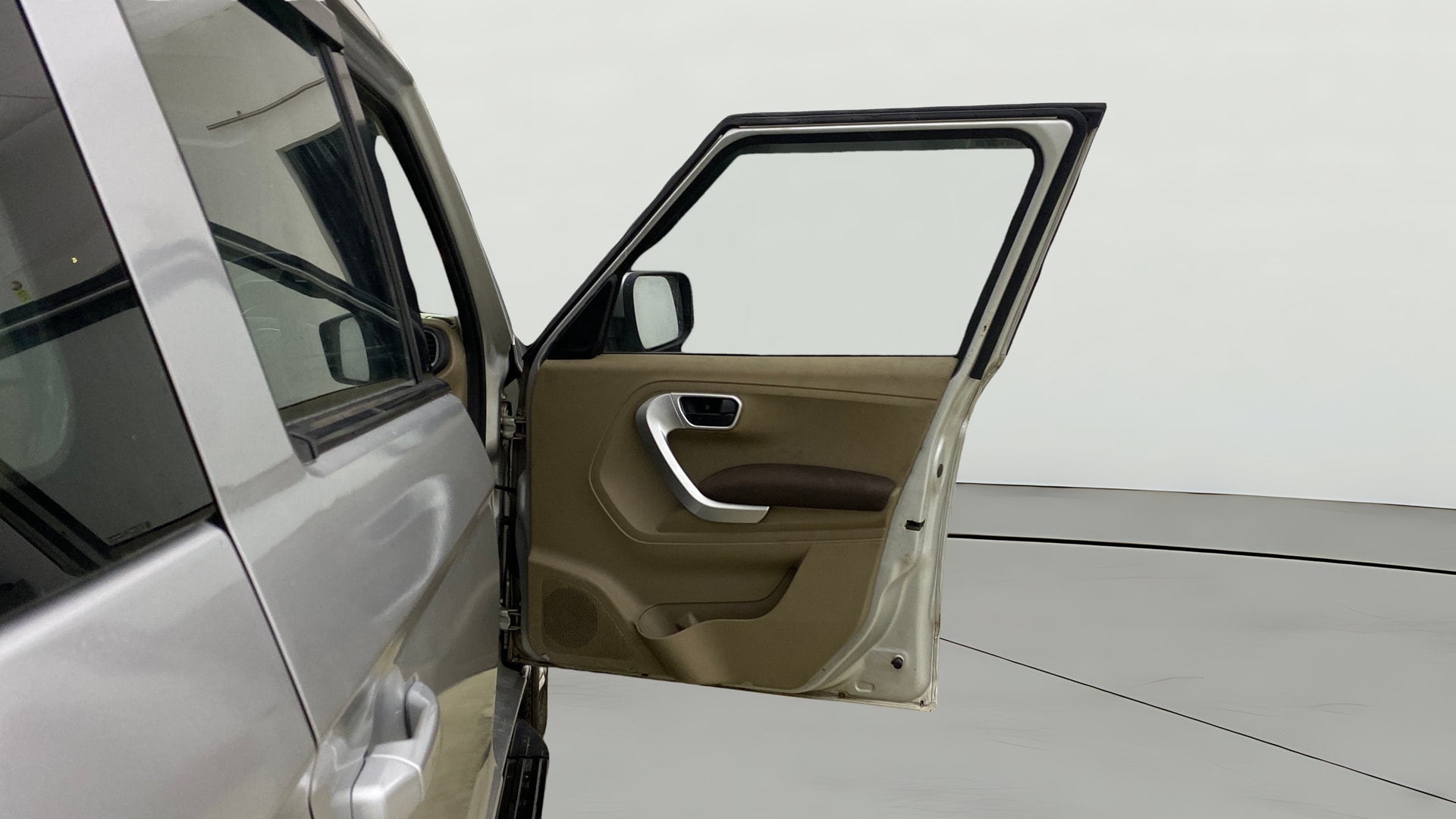 View 2017 Mahindra TUV300 T8 Image 45 Used 2017 Mahindra TUV300 T8 Image 45