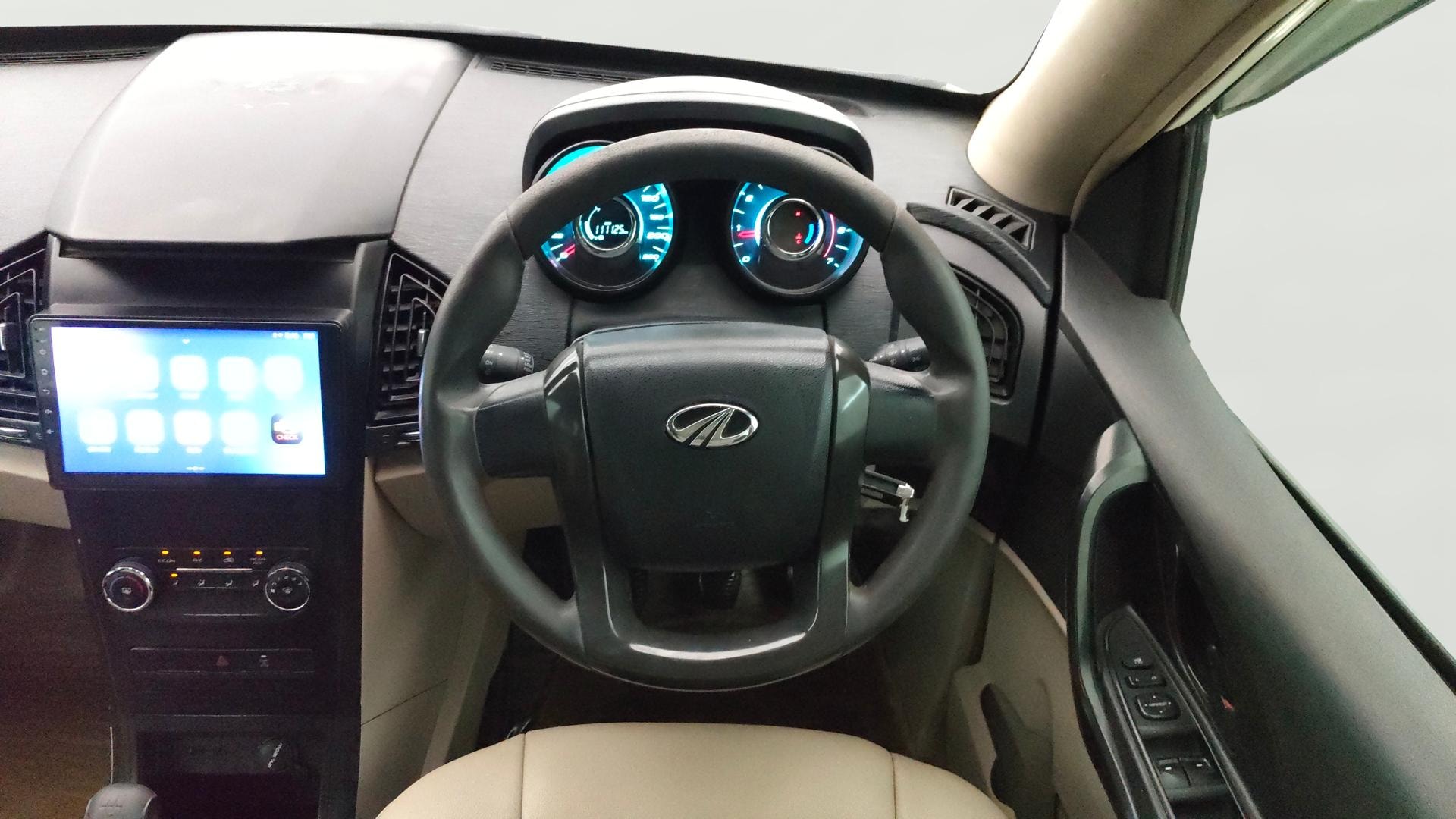 View 2016 Mahindra XUV500 W4 FWD Image 21 Used 2016 Mahindra XUV500 W4 FWD Image 21