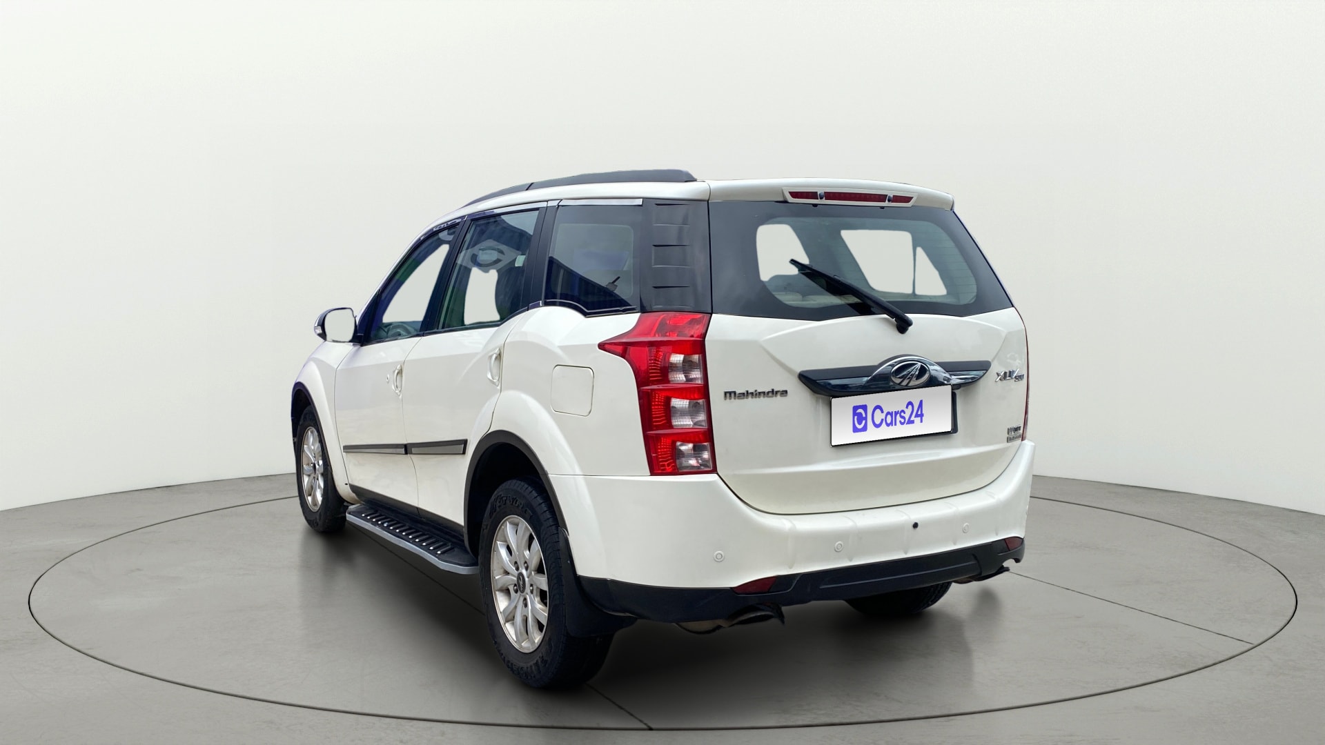 View 2017 Mahindra XUV500 W10 FWD AT Image 2 Used 2017 Mahindra XUV500 W10 FWD AT Image 2