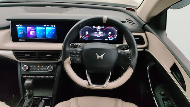 View Mahindra XUV700 Image 21 Used Mahindra XUV700 Image 21