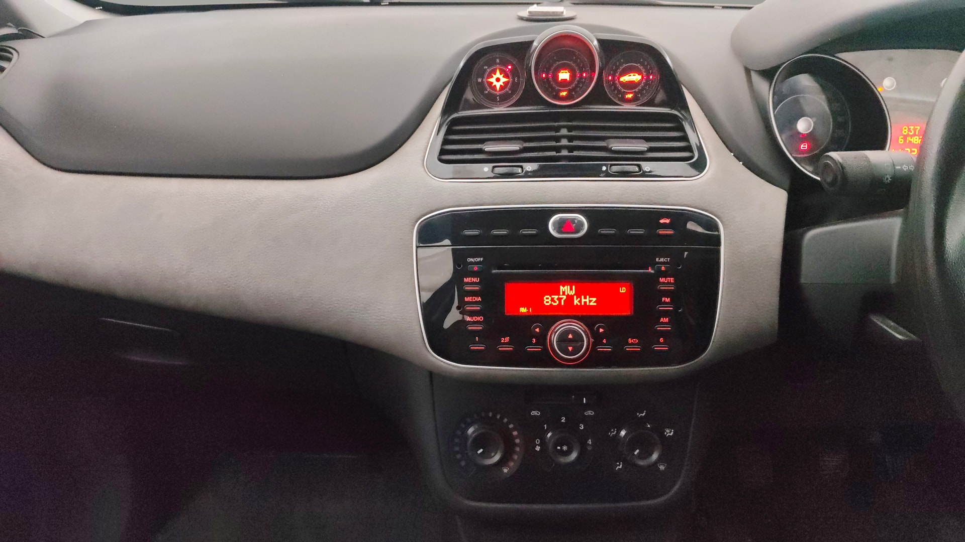 View 2016 Fiat Avventura Dynamic 1.4L FIRE Petrol Image 17 Used 2016 Fiat Avventura Dynamic 1.4L FIRE Petrol Image 17