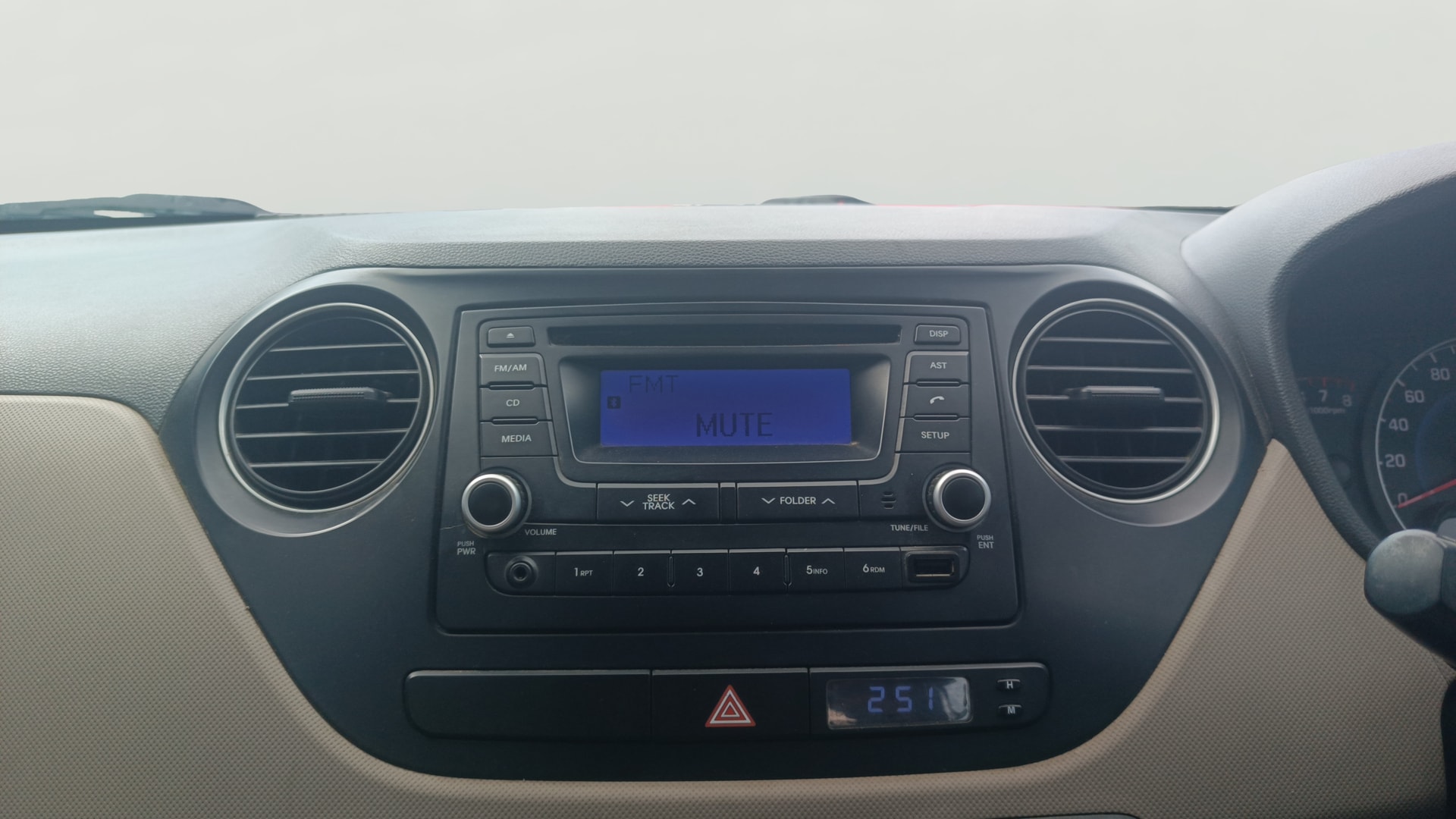View 2015 Hyundai Grand i10 Magna 1.2 Kappa VTVT Image 17 Used 2015 Hyundai Grand i10 Magna 1.2 Kappa VTVT Image 17