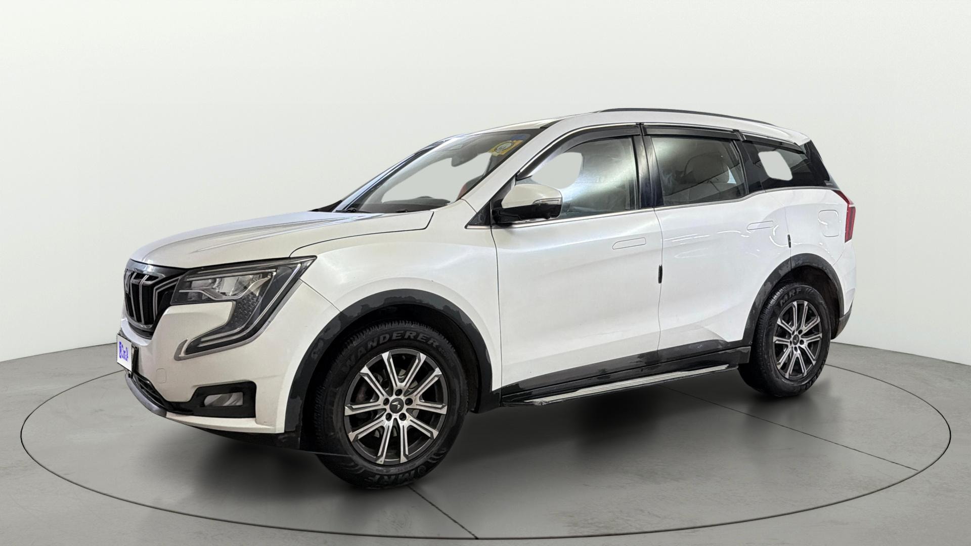 View 2022 Mahindra XUV700 MX Petrol 5 STR Image 23 Used 2022 Mahindra XUV700 MX Petrol 5 STR Image 23