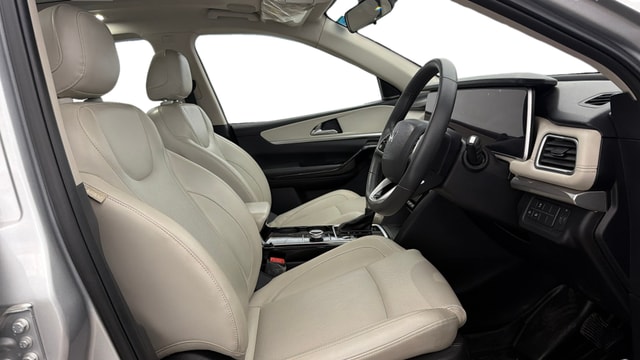 View Mahindra XUV700 Image 19 Used Mahindra XUV700 Image 19