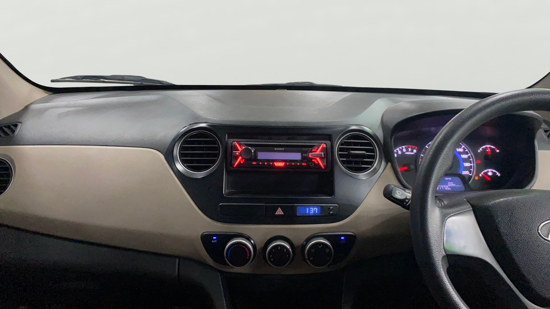 View 2015 Hyundai Grand i10 Magna 1.2 Kappa VTVT Image 17 Used 2015 Hyundai Grand i10 Magna 1.2 Kappa VTVT Image 17