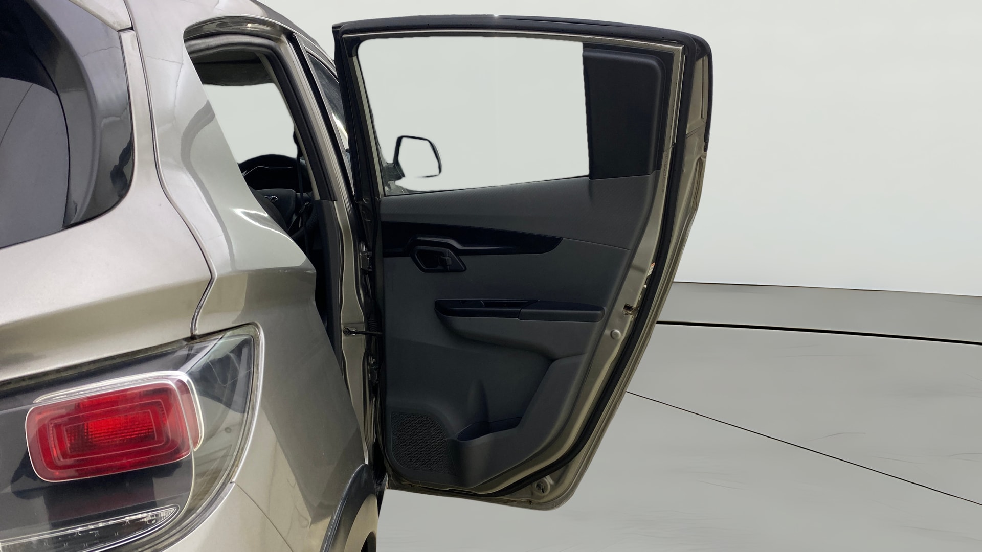 View 2018 Mahindra KUV100 K2 Petrol BS IV Image 7 Used 2018 Mahindra KUV100 K2 Petrol BS IV Image 7