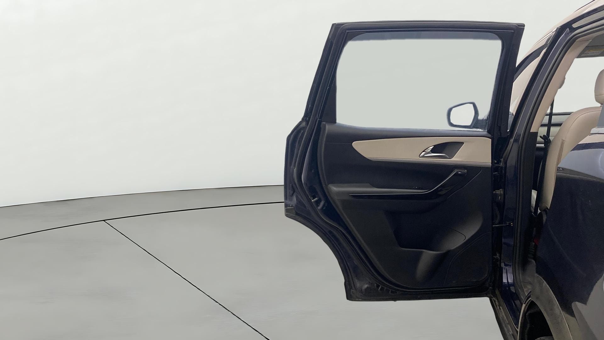 View 2022 Mahindra XUV700 MX Petrol 5 STR Image 16 Used 2022 Mahindra XUV700 MX Petrol 5 STR Image 16