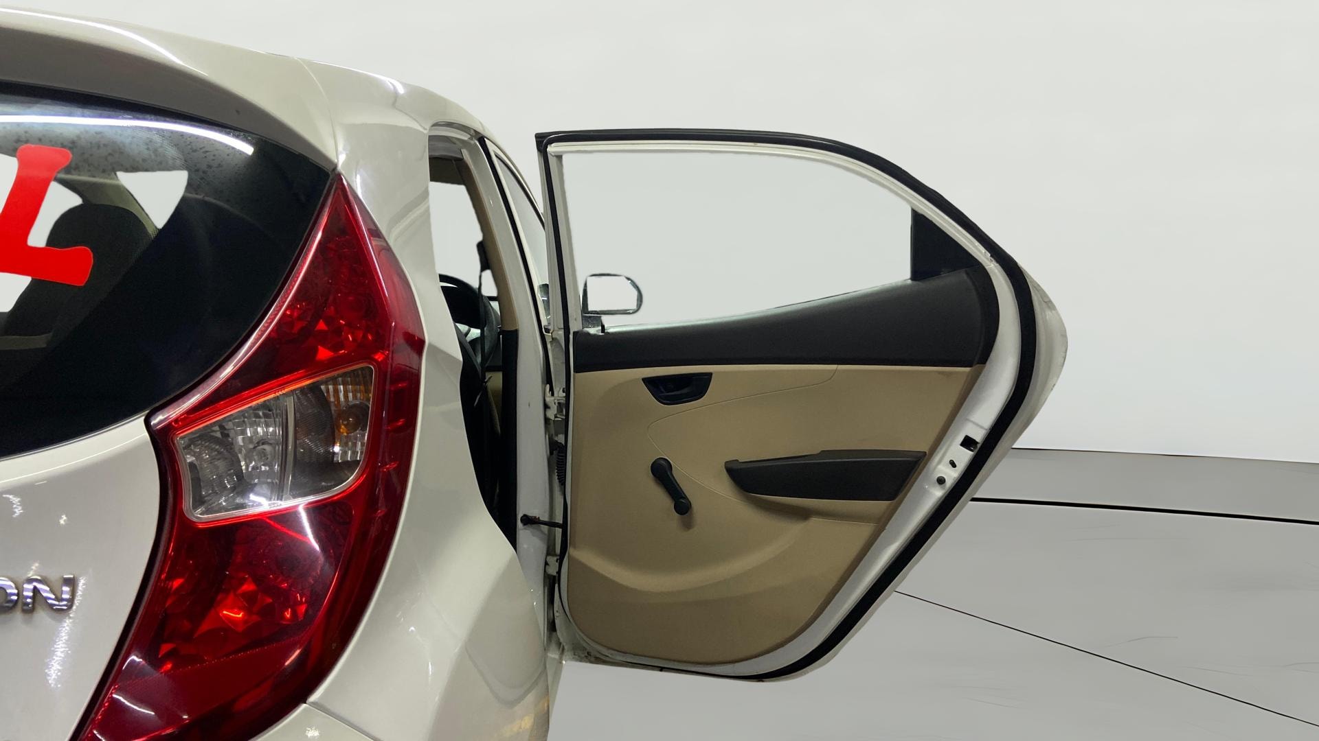 View 2015 Hyundai EON Era Plus Image 7 Used 2015 Hyundai EON Era Plus Image 7