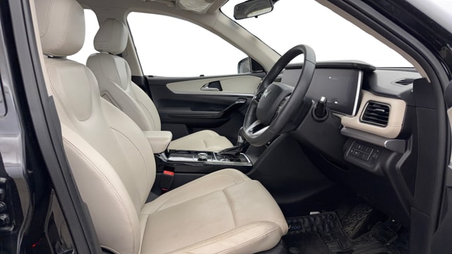 View Mahindra XUV700 Image 19 Used Mahindra XUV700 Image 19