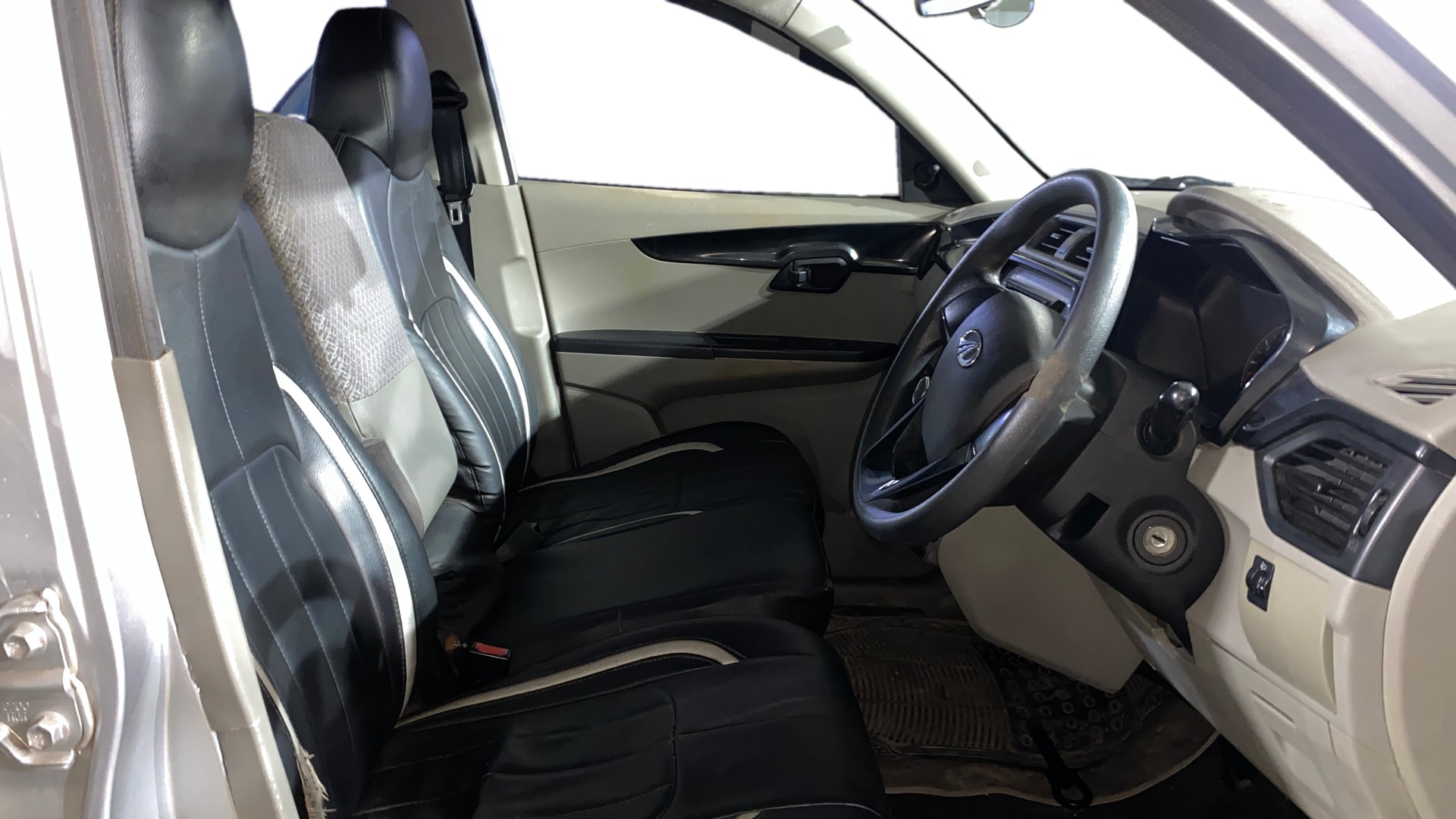 View 2016 Mahindra KUV100 K4 Plus Petrol 6 Seater BS IV Image 25 Used 2016 Mahindra KUV100 K4 Plus Petrol 6 Seater BS IV Image 25