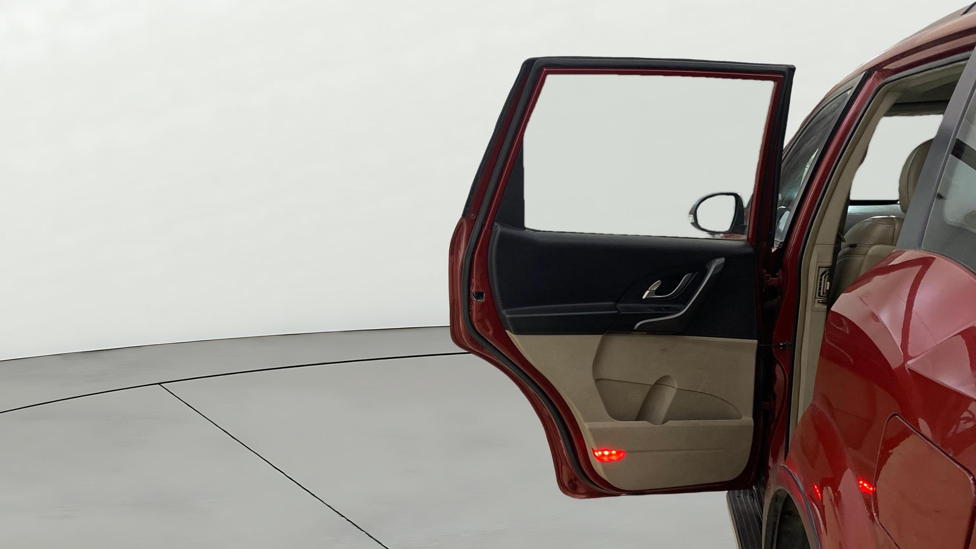 View 2015 Mahindra XUV500 W10 FWD Image 23 Used 2015 Mahindra XUV500 W10 FWD Image 23