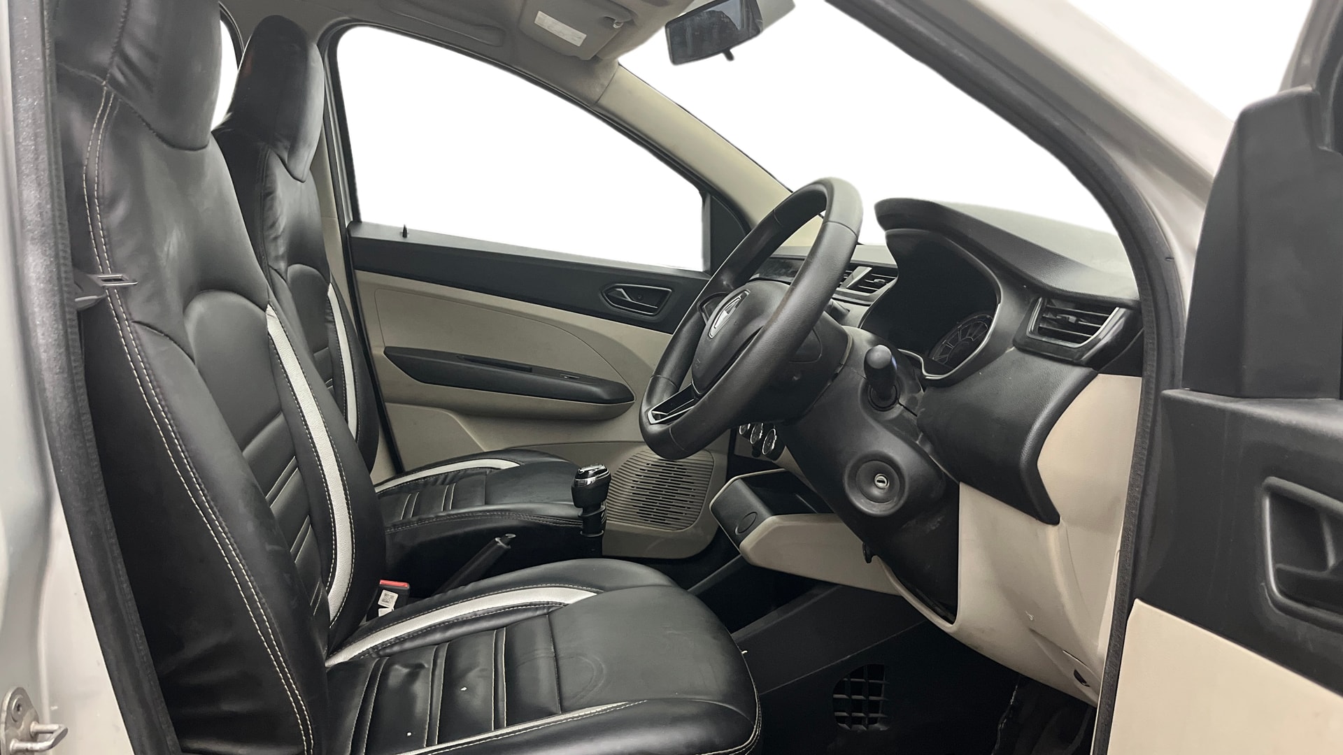 View 2020 Renault Triber RXT Image 27 Used 2020 Renault Triber RXT Image 27