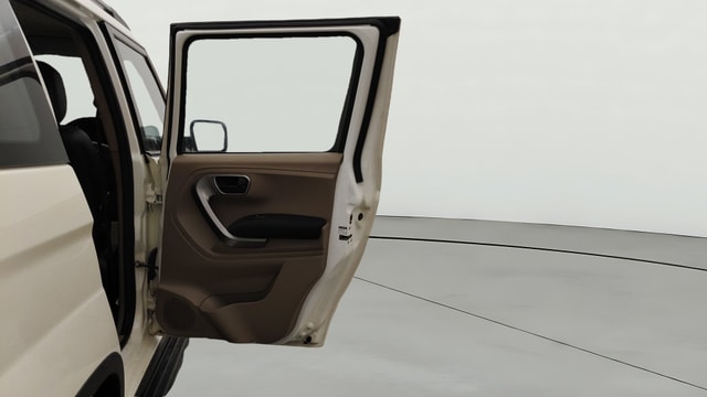 View Mahindra TUV300 Image 7 Used Mahindra TUV300 Image 7