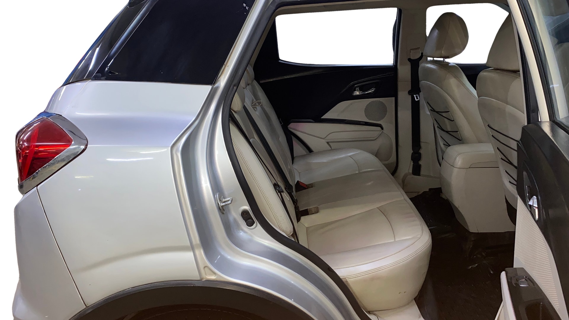 View 2019 Mahindra XUV300 W4 Petrol BS IV Image 38 Used 2019 Mahindra XUV300 W4 Petrol BS IV Image 38