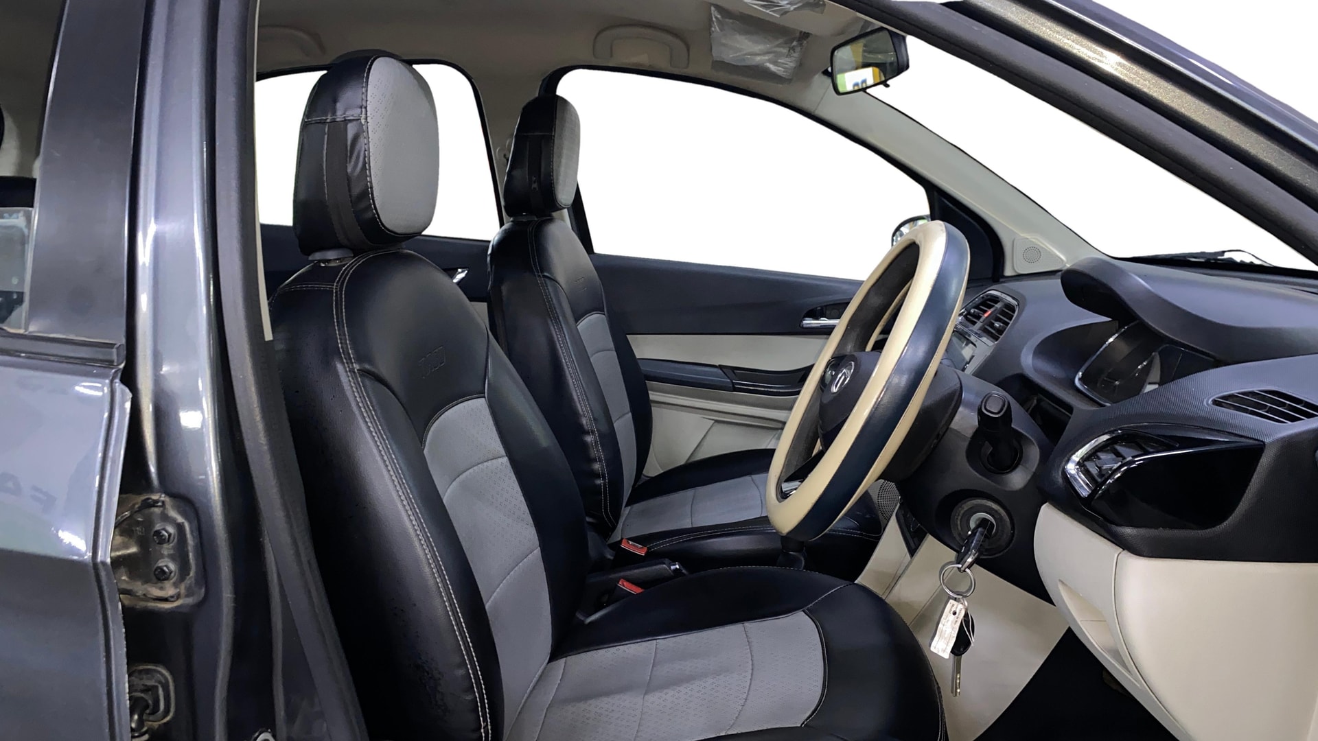 View 2022 Tata Tiago Revotorq XB Image 17 Used 2022 Tata Tiago Revotorq XB Image 17