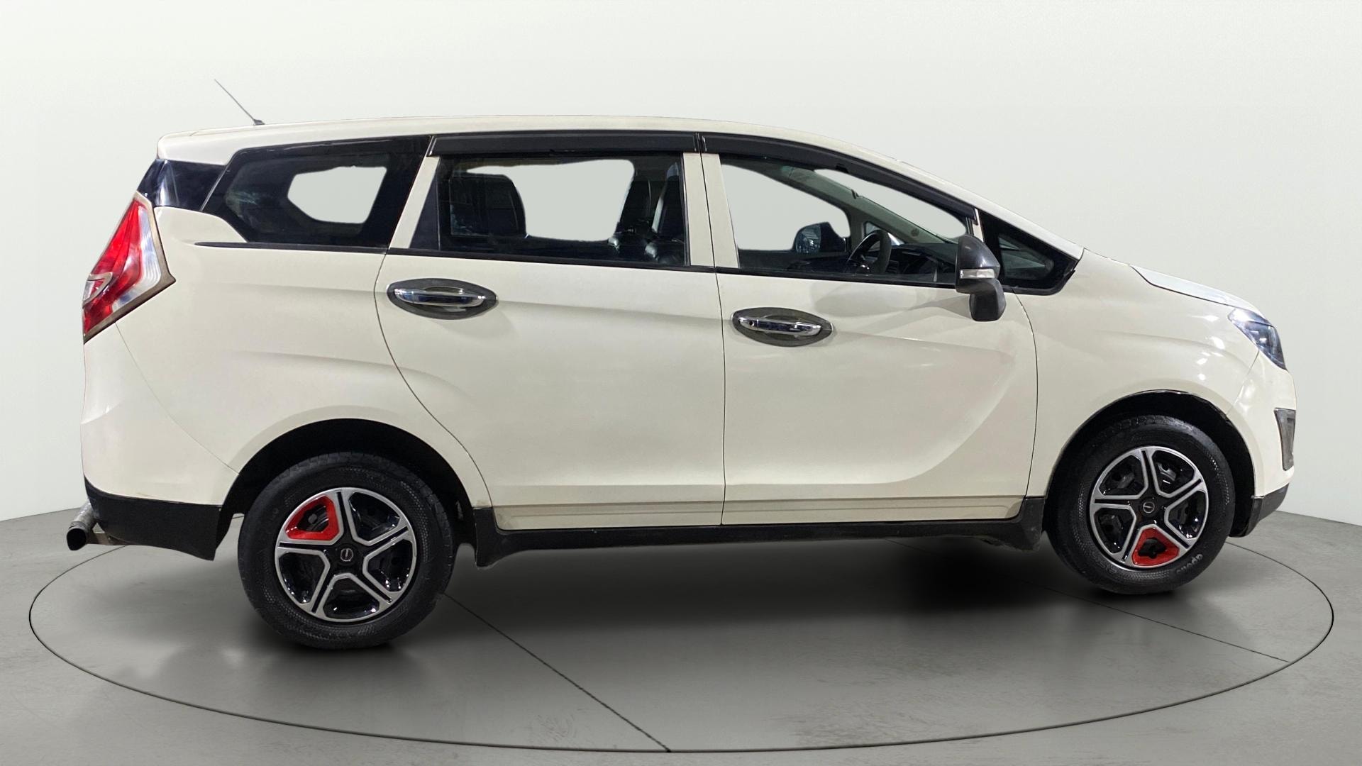View 2019 Mahindra Marazzo M4 8-Seater Image 8 Used 2019 Mahindra Marazzo M4 8-Seater Image 8