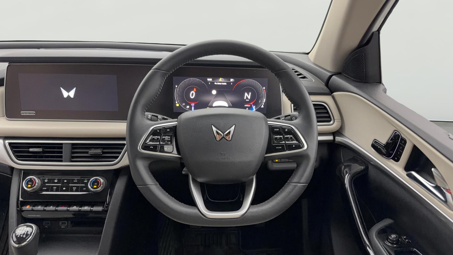 View 2023 Mahindra XUV700 MX Petrol 5 STR Image 14 Used 2023 Mahindra XUV700 MX Petrol 5 STR Image 14