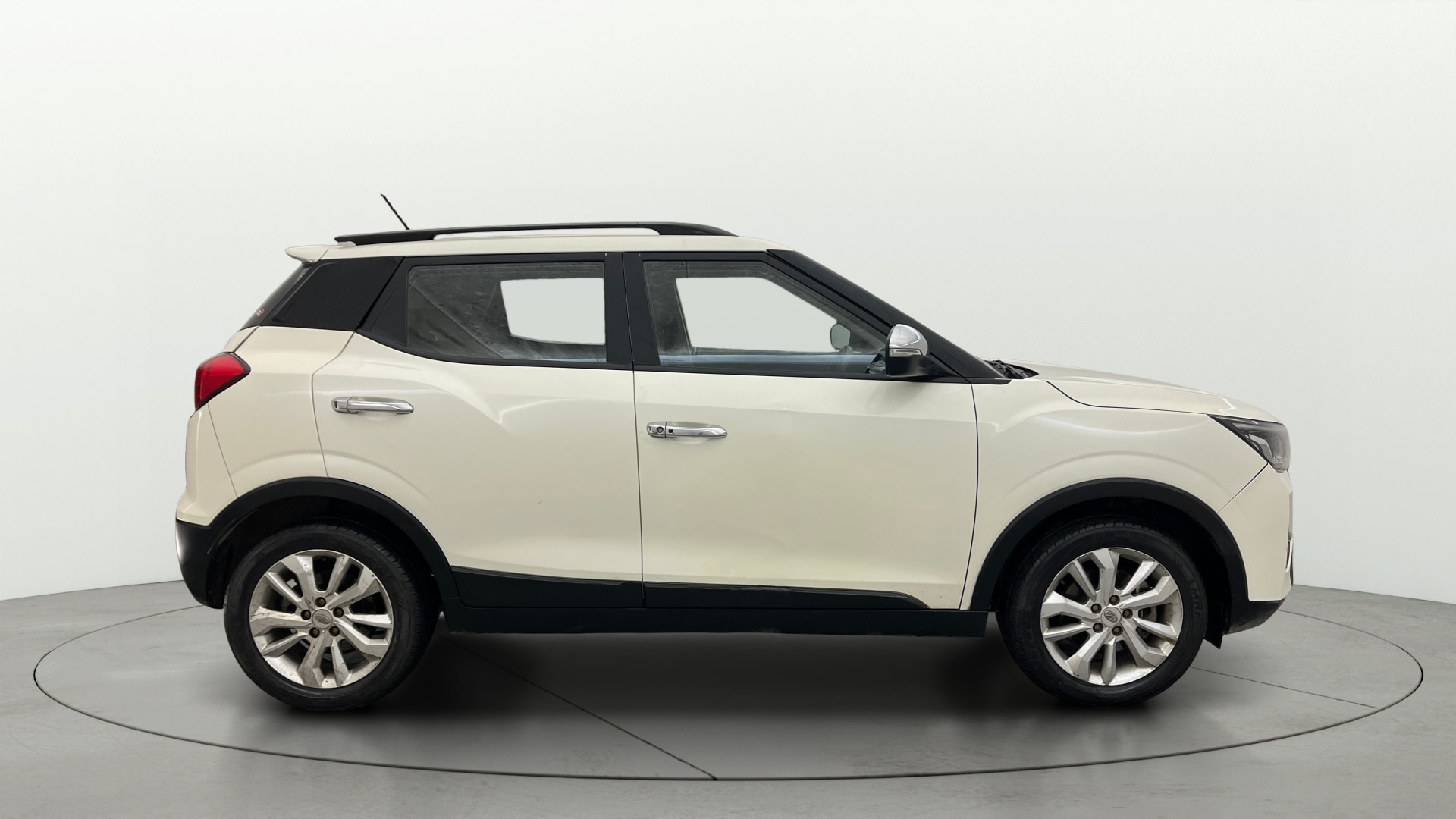 View 2019 Mahindra XUV300 W4 Petrol BS IV Image 9 Used 2019 Mahindra XUV300 W4 Petrol BS IV Image 9