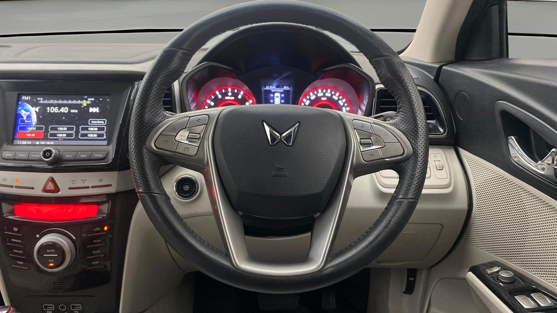 View 2022 Mahindra XUV300 W4 Petrol BS IV Image 13 Used 2022 Mahindra XUV300 W4 Petrol BS IV Image 13