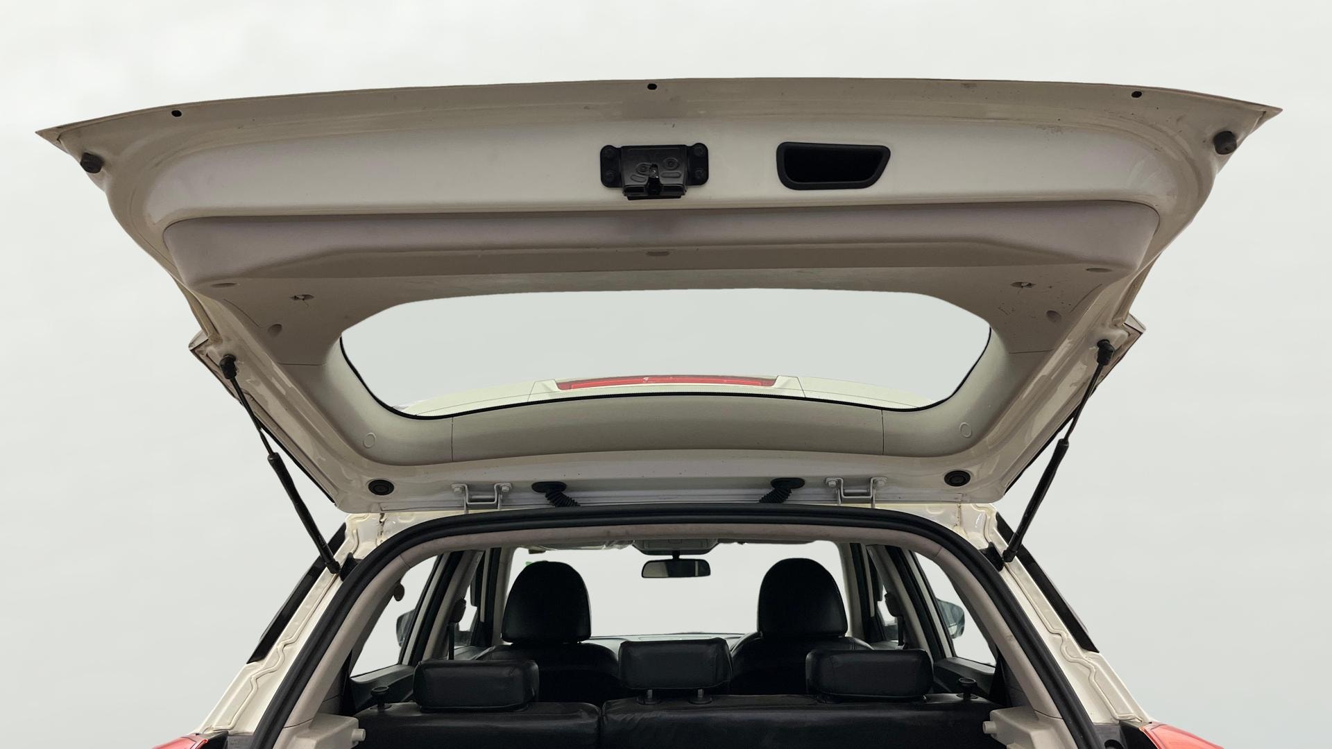 View 2021 Mahindra XUV300 W4 Petrol BS IV Image 17 Used 2021 Mahindra XUV300 W4 Petrol BS IV Image 17