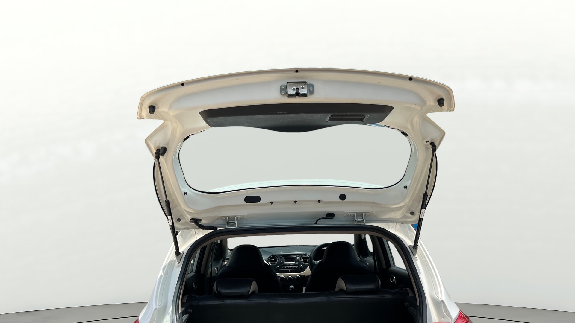 View 2014 Hyundai Grand i10 1.1 Asta Diesel Image 16 Used 2014 Hyundai Grand i10 1.1 Asta Diesel Image 16