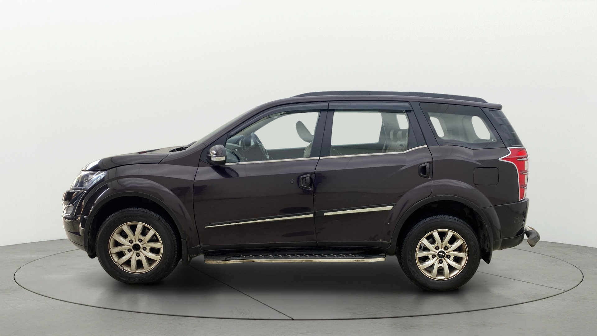 View 2017 Mahindra XUV500 W10 FWD AT Image 27 Used 2017 Mahindra XUV500 W10 FWD AT Image 27