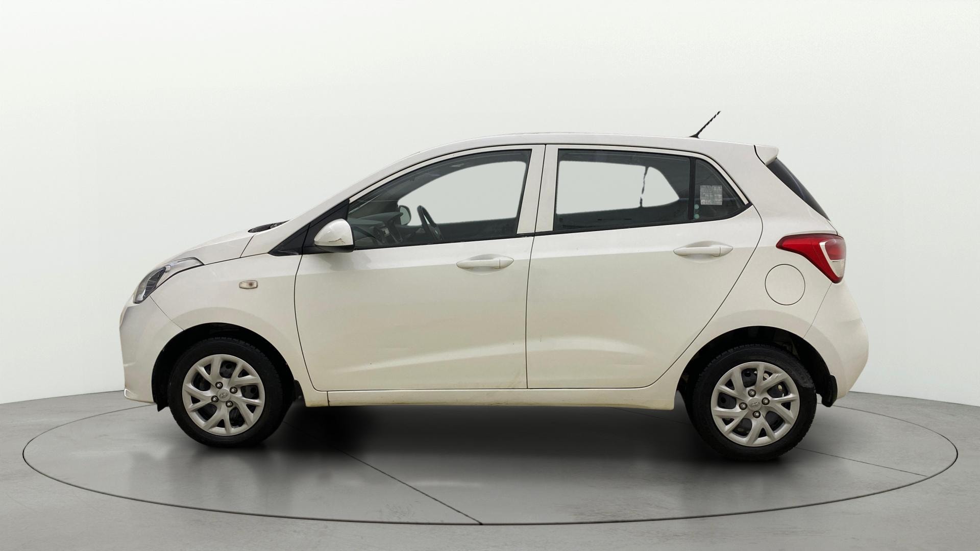 View 2017 Hyundai Grand i10 1.2 Magna Petrol AT Image 5 Used 2017 Hyundai Grand i10 1.2 Magna Petrol AT Image 5