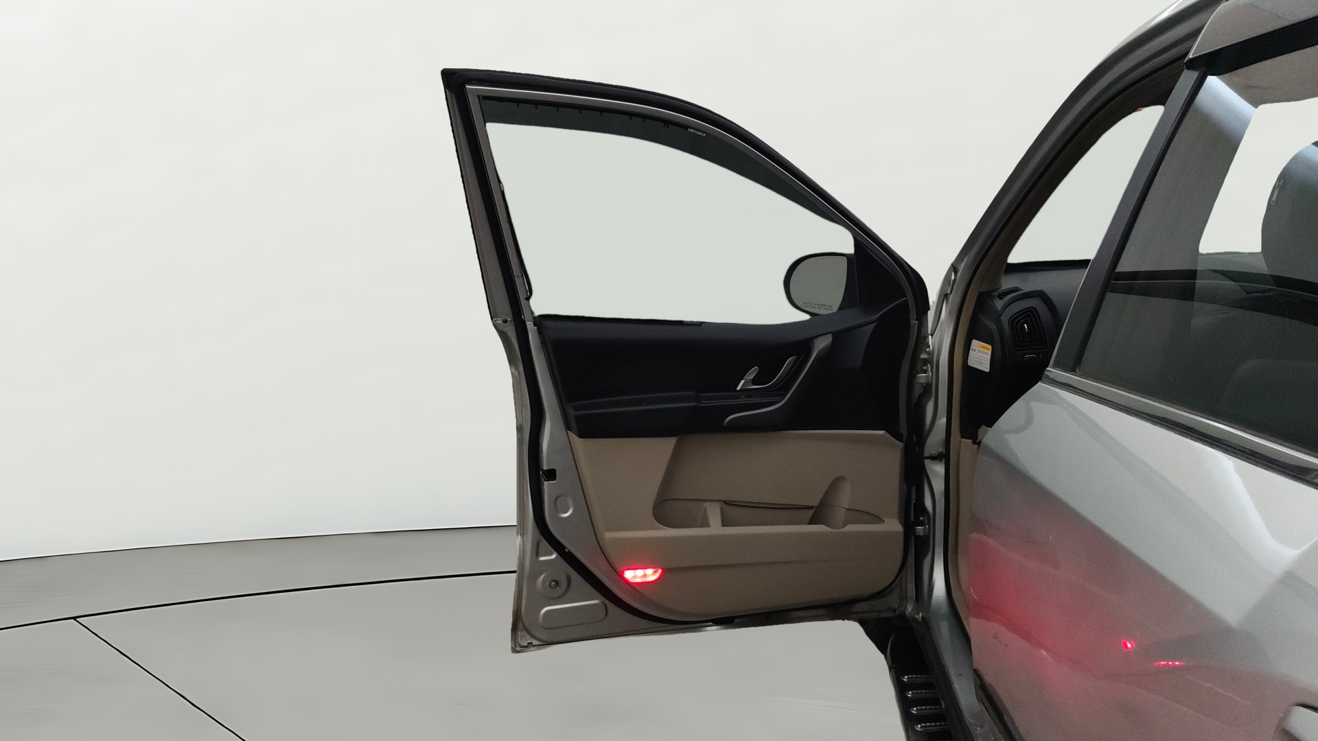 View 2015 Mahindra XUV500 W10 FWD Image 40 Used 2015 Mahindra XUV500 W10 FWD Image 40