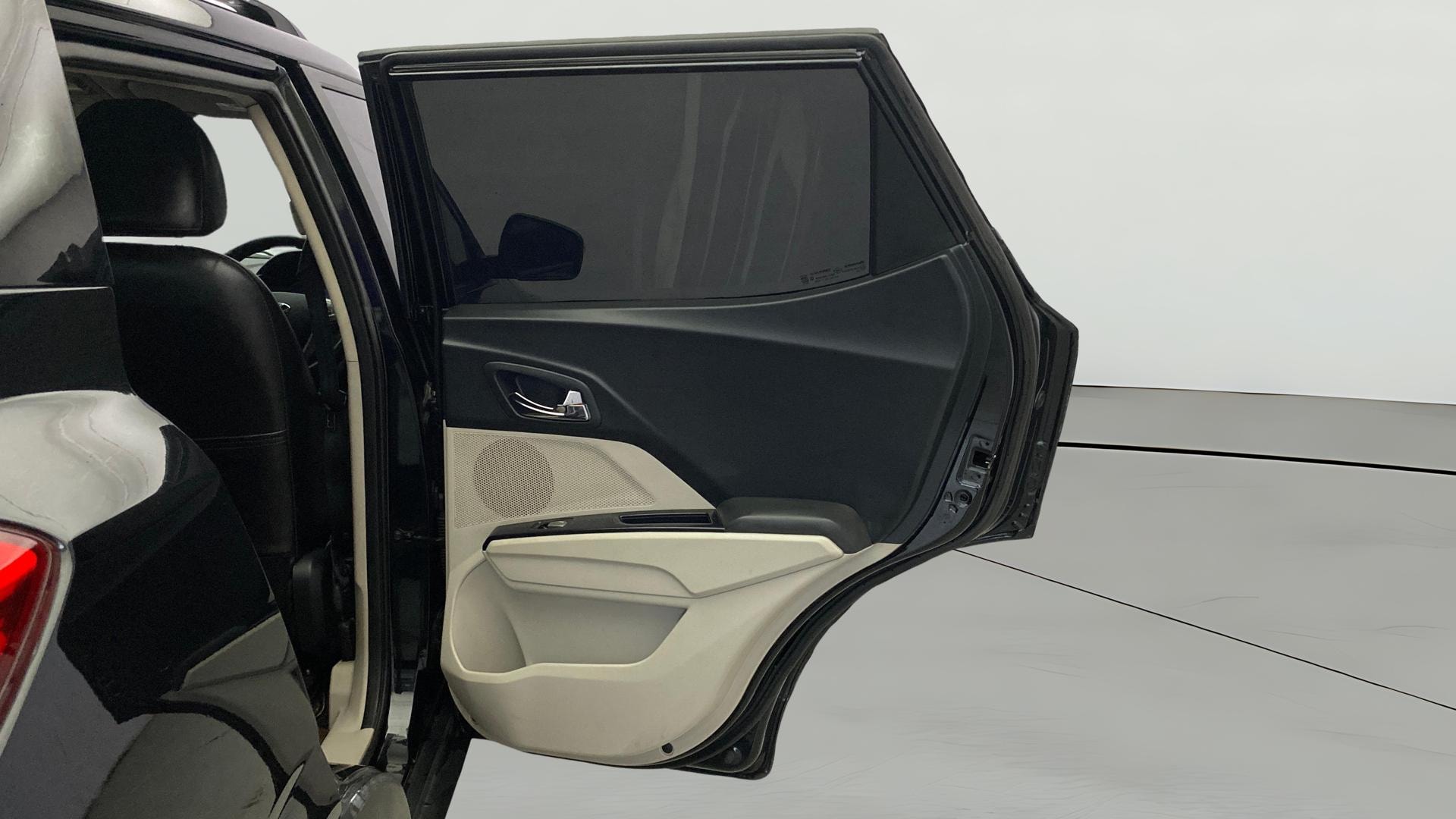 View 2021 Mahindra XUV300 W4 Petrol BS IV Image 6 Used 2021 Mahindra XUV300 W4 Petrol BS IV Image 6